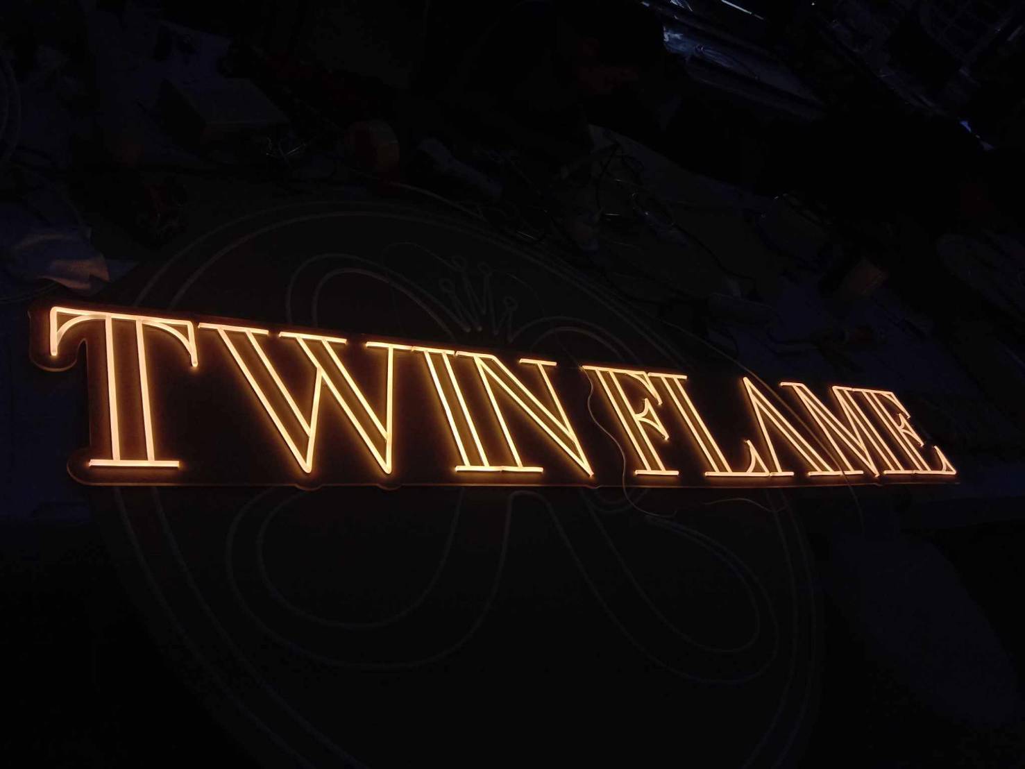 ป้ายไฟนีออนเฟล็กซ์ “TWIN FLAME” ดีไซน์ตัวอักษรสุดหรู สะท้อนพลังของจิตวิญญาณและความลึกซึ้งของแบรนด์