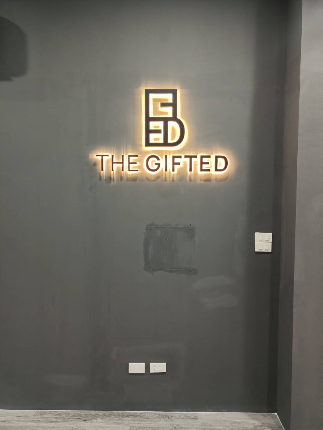 งานป้ายชื่อบริษัทและโลโก้ ป้ายไฟตัวอักษรไฟออกหลัง งานป้ายชื่อบริษัท THE GIFTED