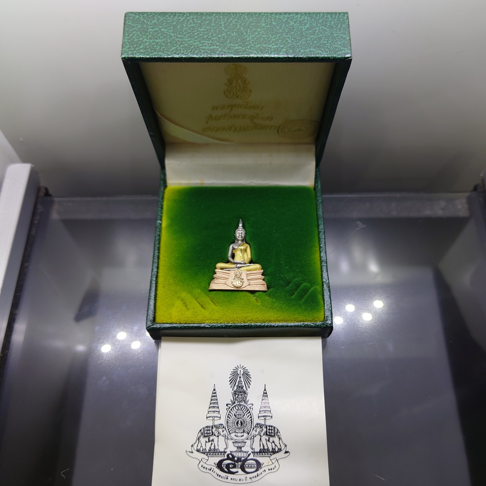 พระพุทธโสธร ภปร เนื้อเงินสามกษัตริย์ พิมพ์ใหญ่ รุ่นสร้างพระอุโบสถ ปี 2539 พร้อมกล่องเดิม ใบเซอร์