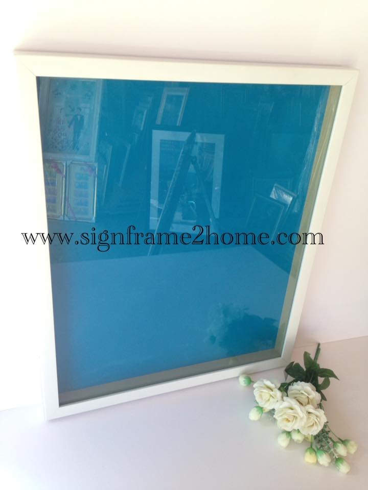 กรอบใส่พวงมาลัยงานแต่ง กรอบทรงลึก ไม้เรียบโมเดลสีขาส กำมะหยีฟ้า 20x24"