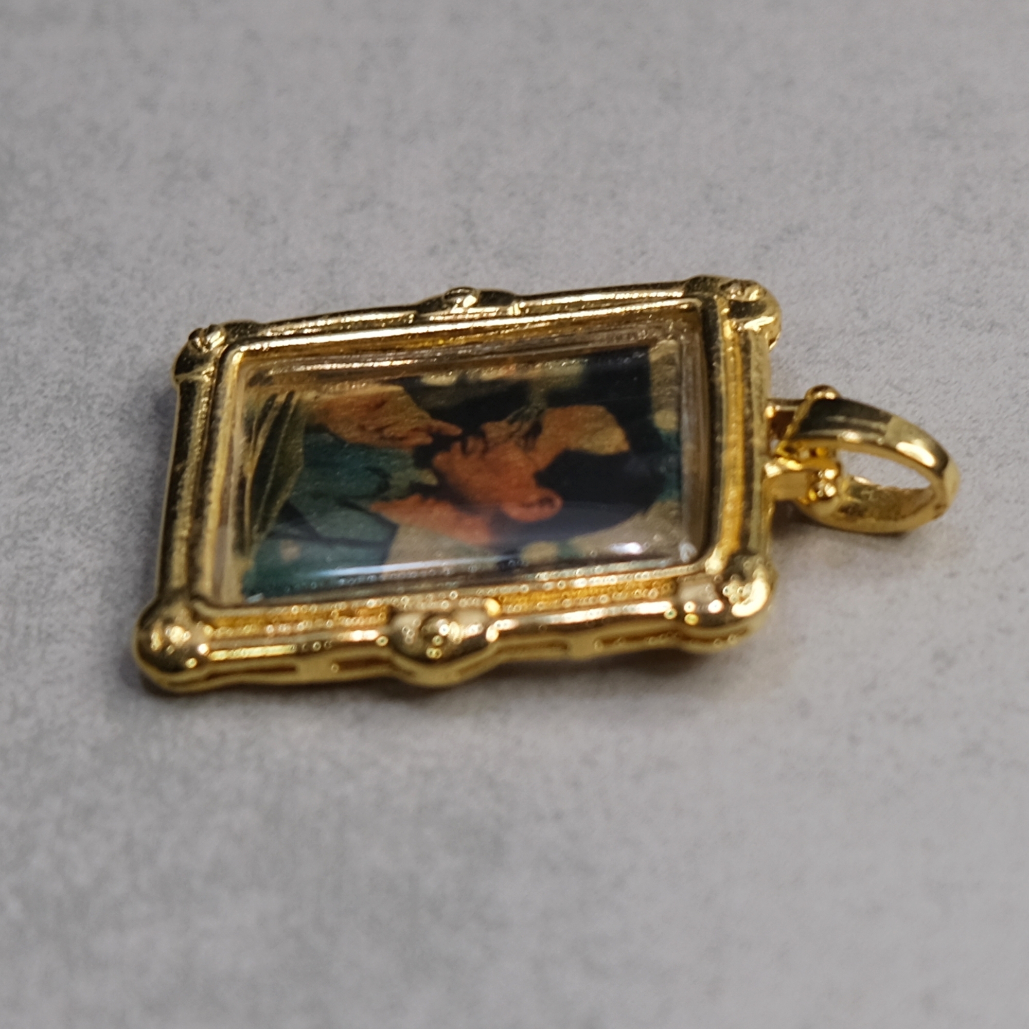 จี้ทองคำแท้ พระบรมฉายาลักษณ์ ร9 ที่ระลึกกาญจนาภิเษก 2539 (แผ่นทองคำ 97.66%) พร้อมกรอปและกล่องเดิม