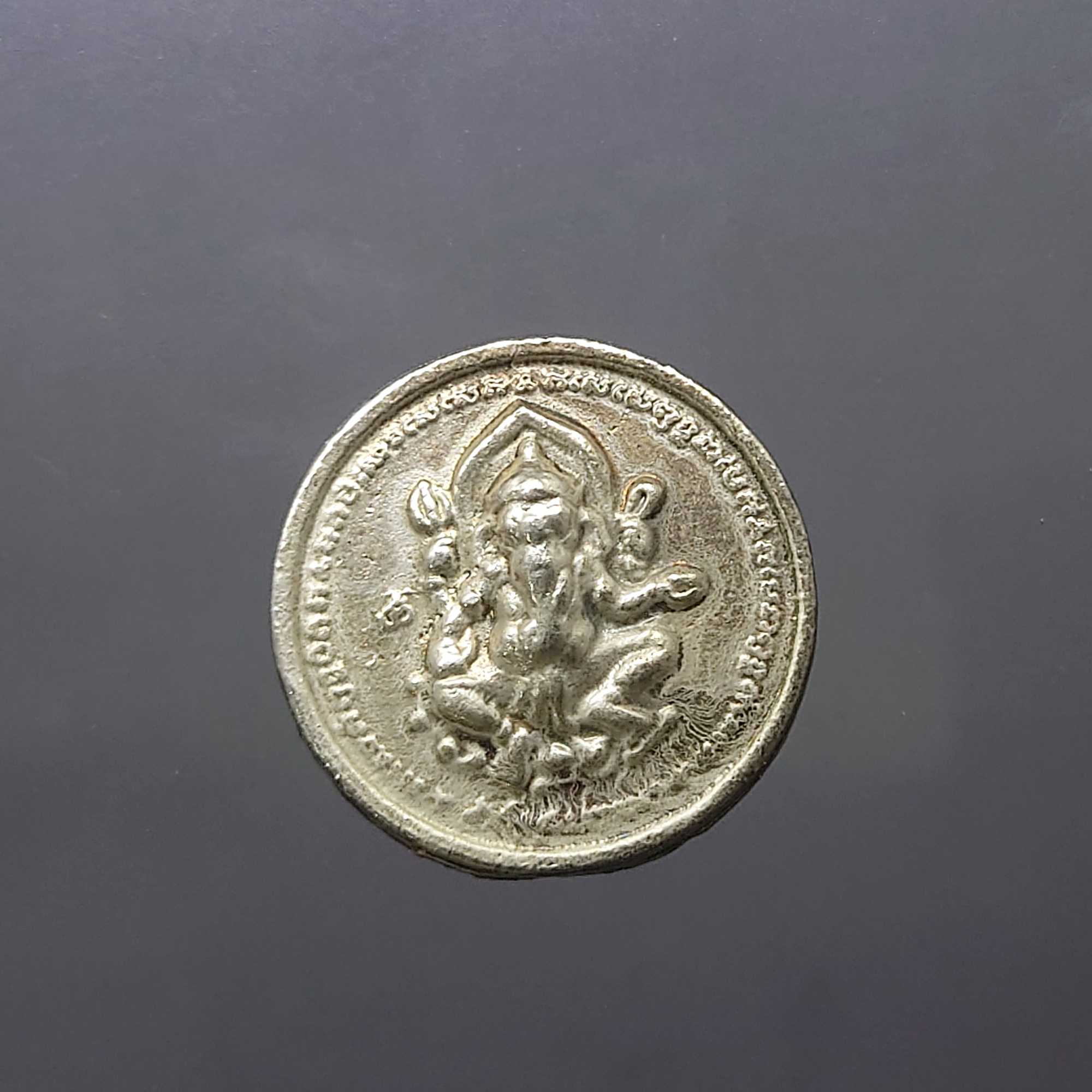 พระพิฆเนศ เนื้อโลหะ ที่ระลึก 100 ปี ครูโม ปลื้มปรีชา ขนาด 22 มิล พร้อมกล่องเดิม