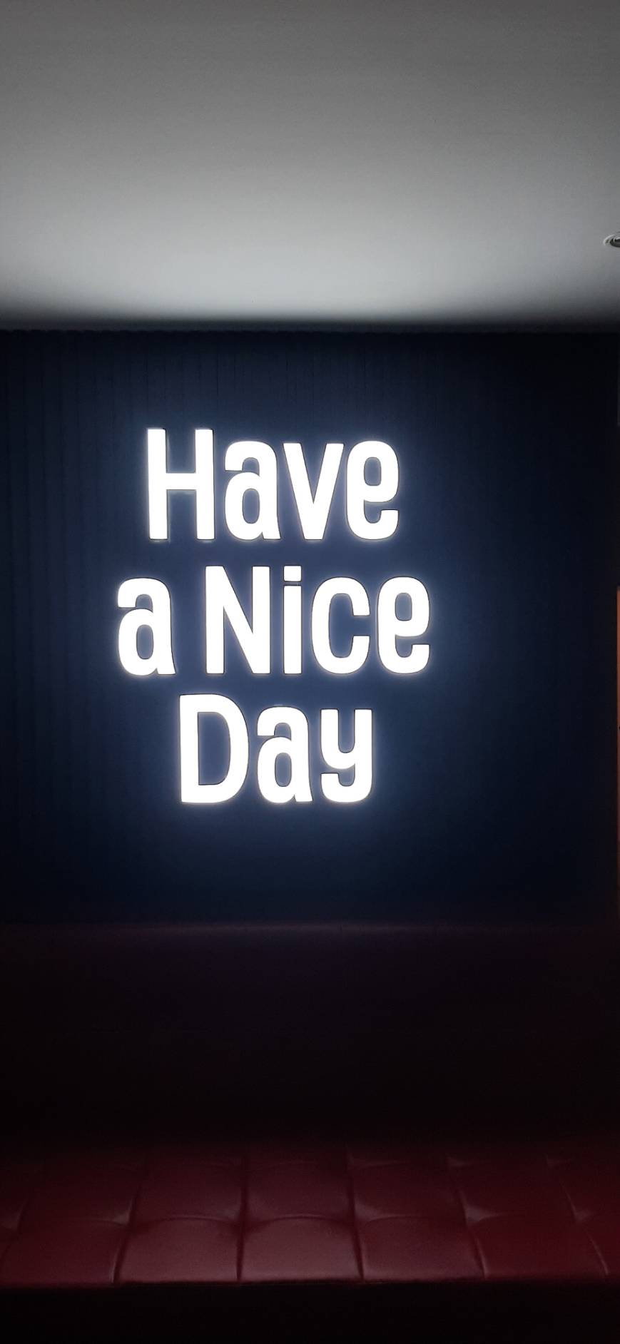 ป้ายตัวหนังสือไฟออกหน้า งานHAVE A NICE DAY