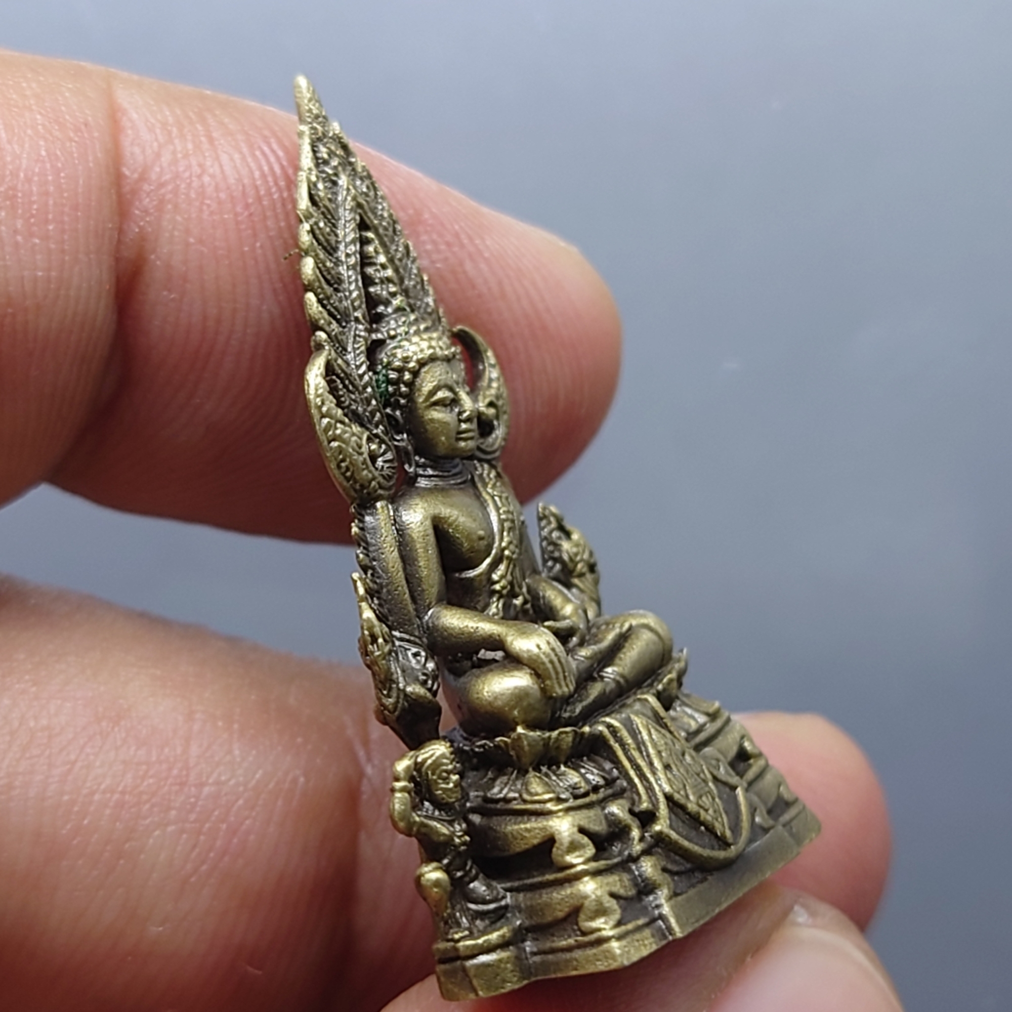 พระพุทธชินราช ลอยองค์ เนื้อทองขาวนอกโบราณ กรมตำรวจรุ่นแรก รุ่น “ประวัติศาสตร์” พ.ศ.2562 พร้อมกล่องเดิม