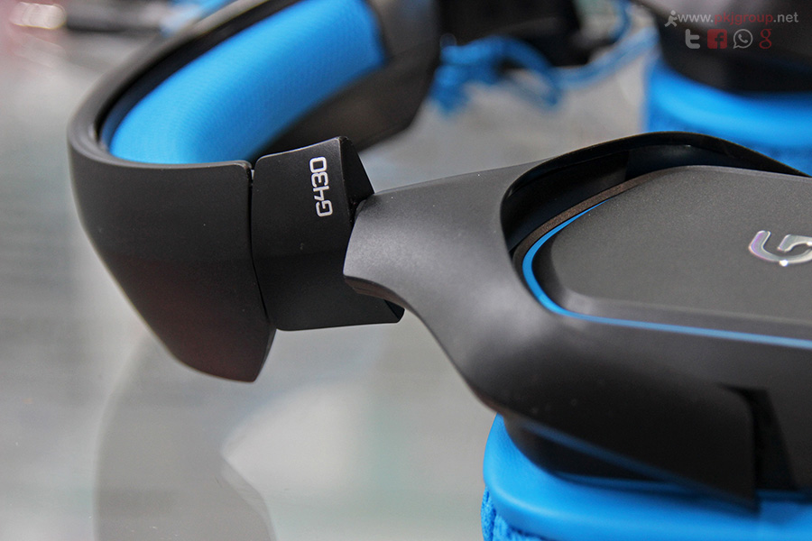 ช่วงข้อต่อของ Logitech G430 จะมีชื่อรุ่นติดเอาไว้ คือ G430 ซึ่งดูแล้วก็เด่นดีเหมือนกันนะครับ ซึ่งผมมองว่า Logitech G430 มีการออกแบบมาได้อย่างสวยงามและน่าใช้มาก 