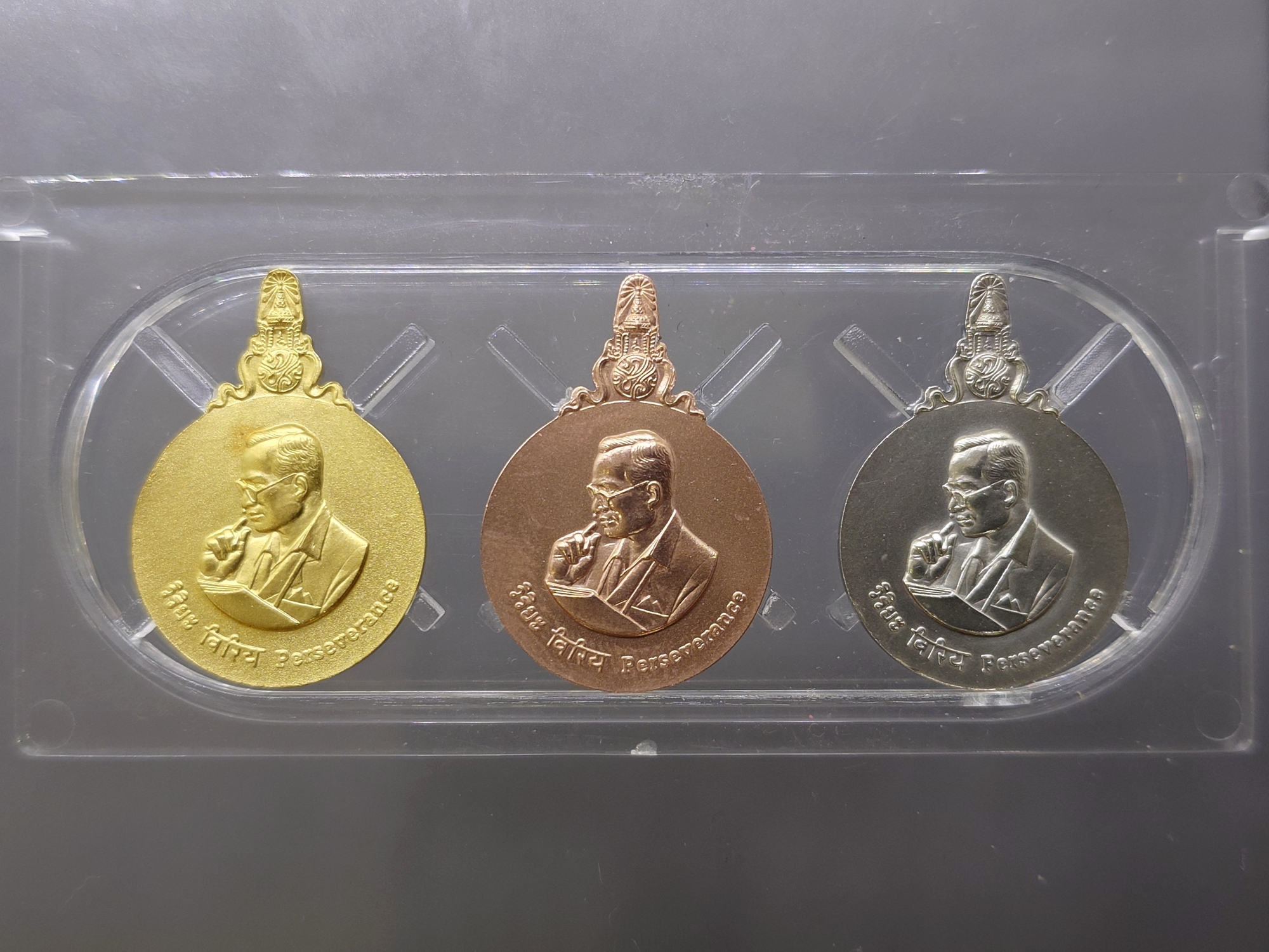 เหรียญทองคำครบชุด พระมหาชนก พิมพ์เล็ก (เนื้อทองคำ เนื้อนาก เนื้อเงิน) พร้อมหนังสือ อุปกรณ์ครบ 2542
