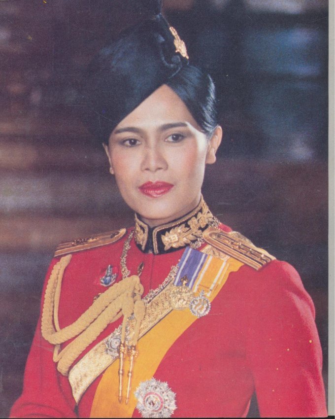 สู่จิบัตร พระราชพิธีทรงบําเพ็ญพระราชกุศลสมโภช พระพุทธชินราช พระประธานพระอุโบสถ วัดเบญจมบพิตรดุสิตวนาราม ณ พระอุโบสถ วัดเบญจมพิตรดุสิตวนาราม วันเสาร์ที่ ๘. ธันวาคม ๒๕๒๗