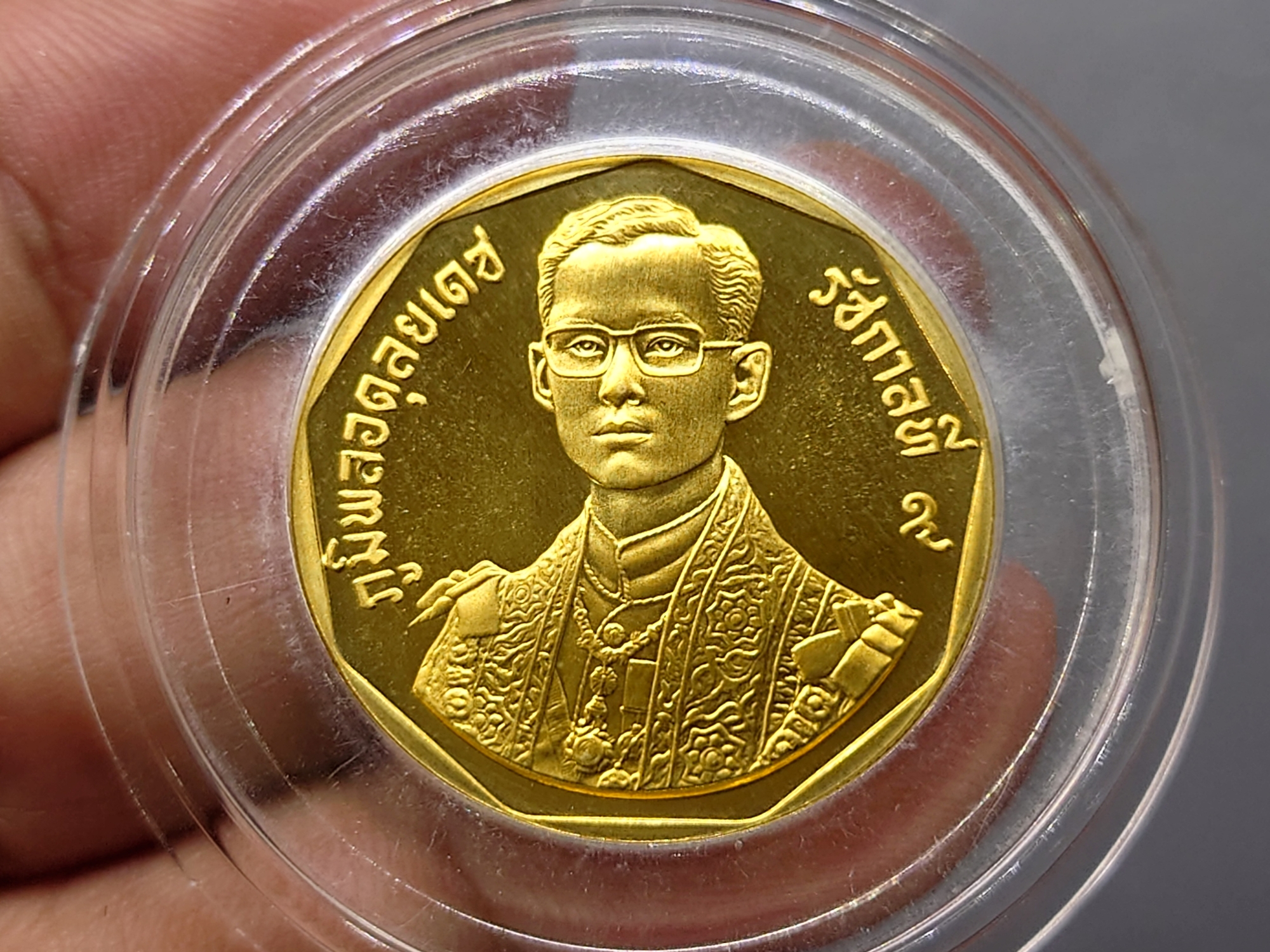 เหรียญทองคำ 6000 บาท (หนัก 15 กรัม) ที่ระลึกพระราชพิธีรัชมังคลาภิเษก รัชกาลที่ 9 ปี พ.ศ.2531