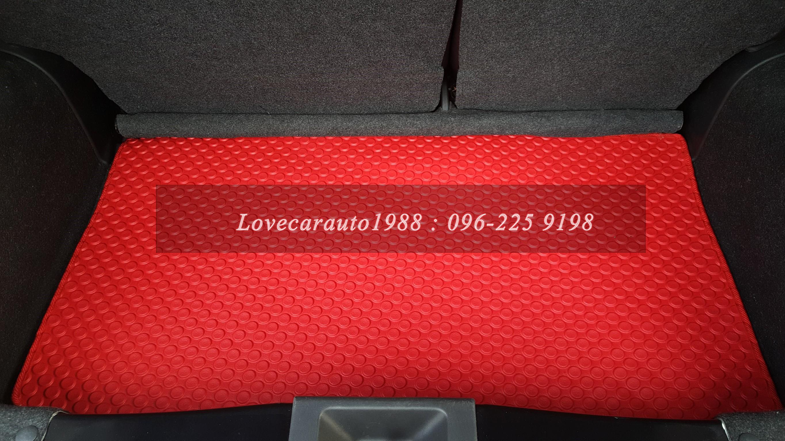 ยางปูพื้นรถยนต์ Nissan March ลายกระดุมสีแดง