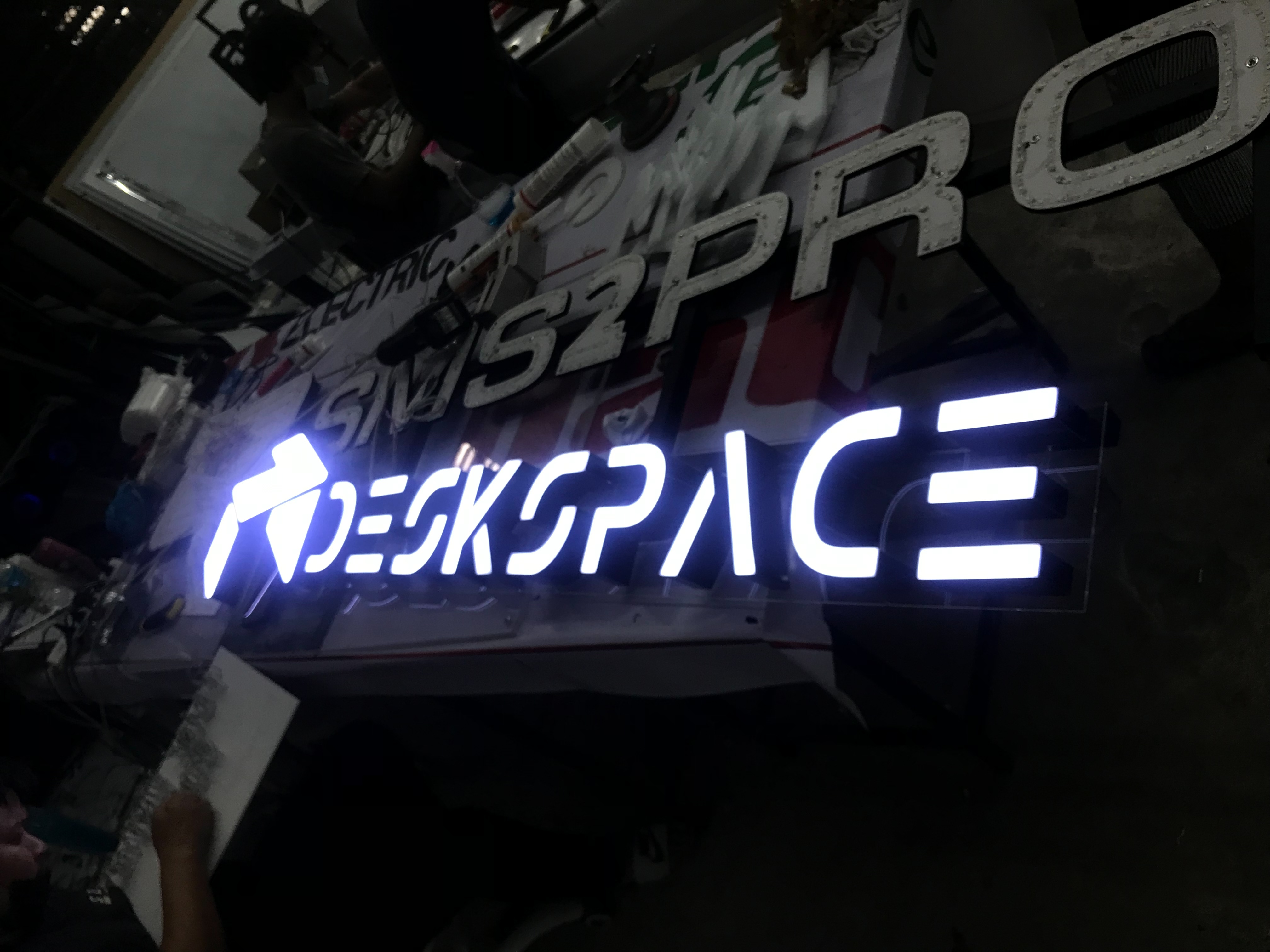 งานป้ายไฟตัวอักษรไฟออกหน้าขอบอลูมิเนียม งานป้ายชื่อร้าน DESK SPACE