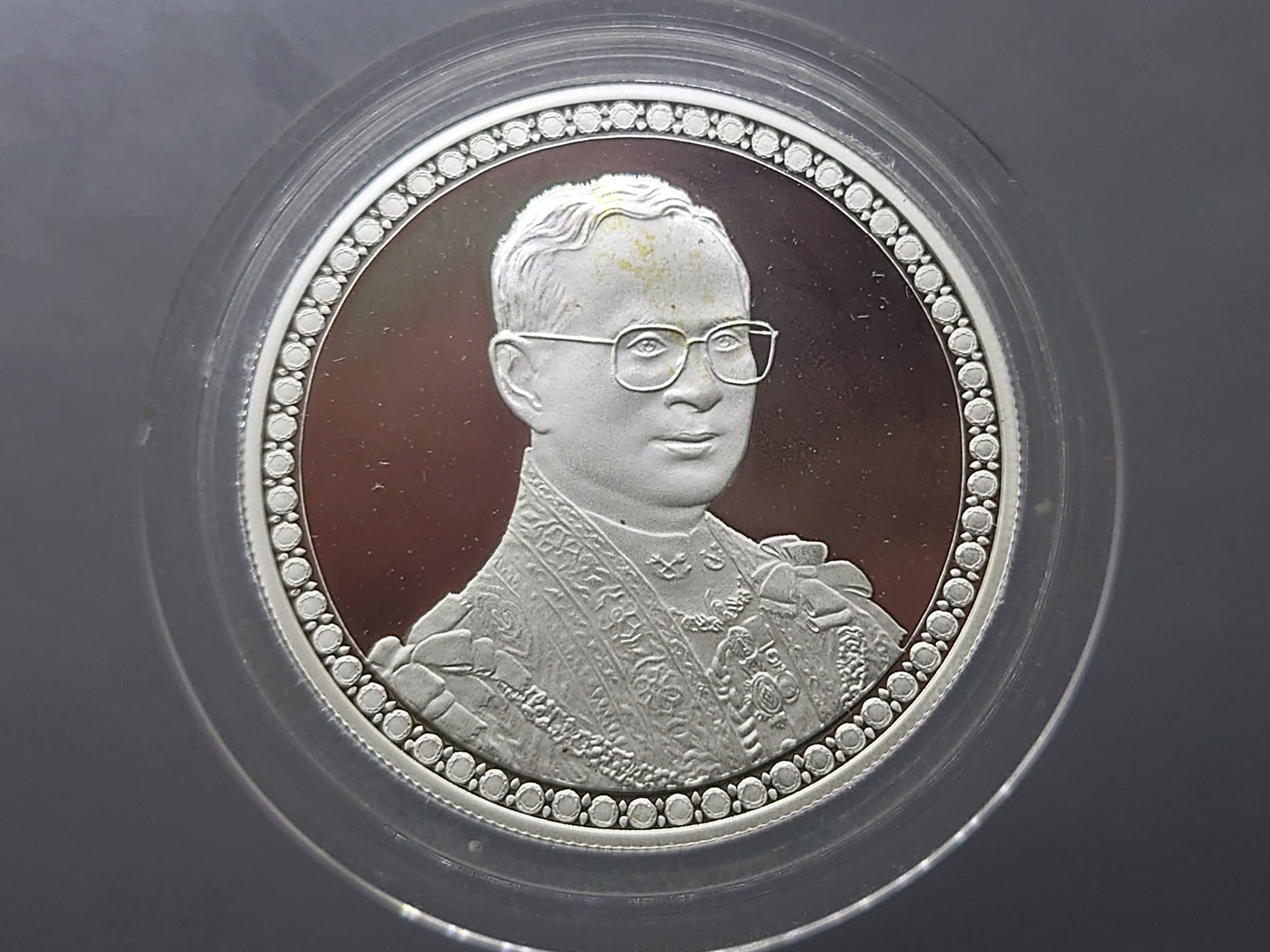 เหรียญเงินขัดเงา-โฮโลแกรม ฉลองสิริราชสมบัติครบ 60 ปี พร้อมกล่องไม้ และใบเซอร์ 2549