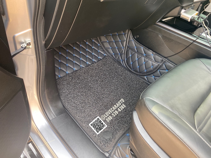 พรมปูพื้นรถยนต์ 7D Isuzu Dmax 4Door 2022 สีดำด้ายฟ้า+ไวนิลดำ