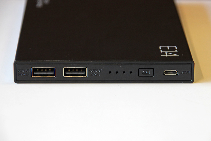 นี้ครับสำหรับช่องจ่ายไฟของ Eloop E14ที่เราพูดกันไปสำหรับเสียบ USB นั้นเอง ซึ่งจะมีช่องสำหรับ Input นั้นคือชาร์ตไฟเข้า ซึ่งเป็นช่องเสียบเหมือนกับสมาร์ทโฟนทั่วๆไปที่เขาใช้กันครับ