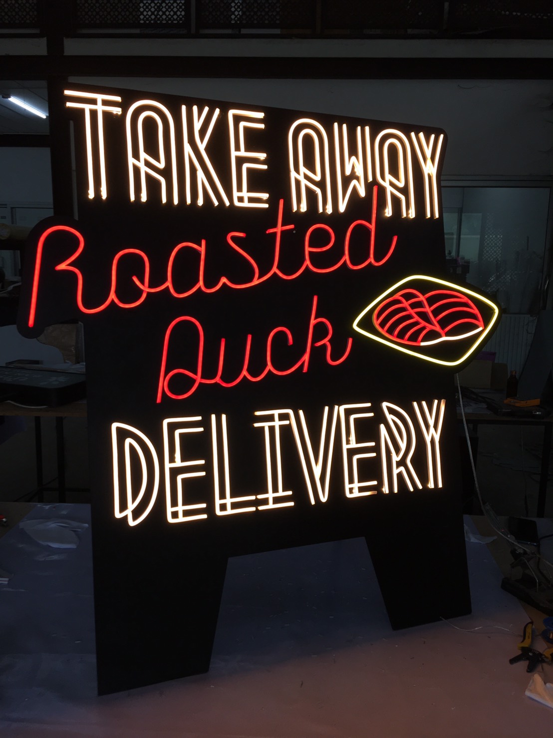 ป้ายไฟนีออนเฟล็กพร้อมขาตั้งพ่นสีดำ งานTAKE AWAY ROASTED DUCK DELIVERY