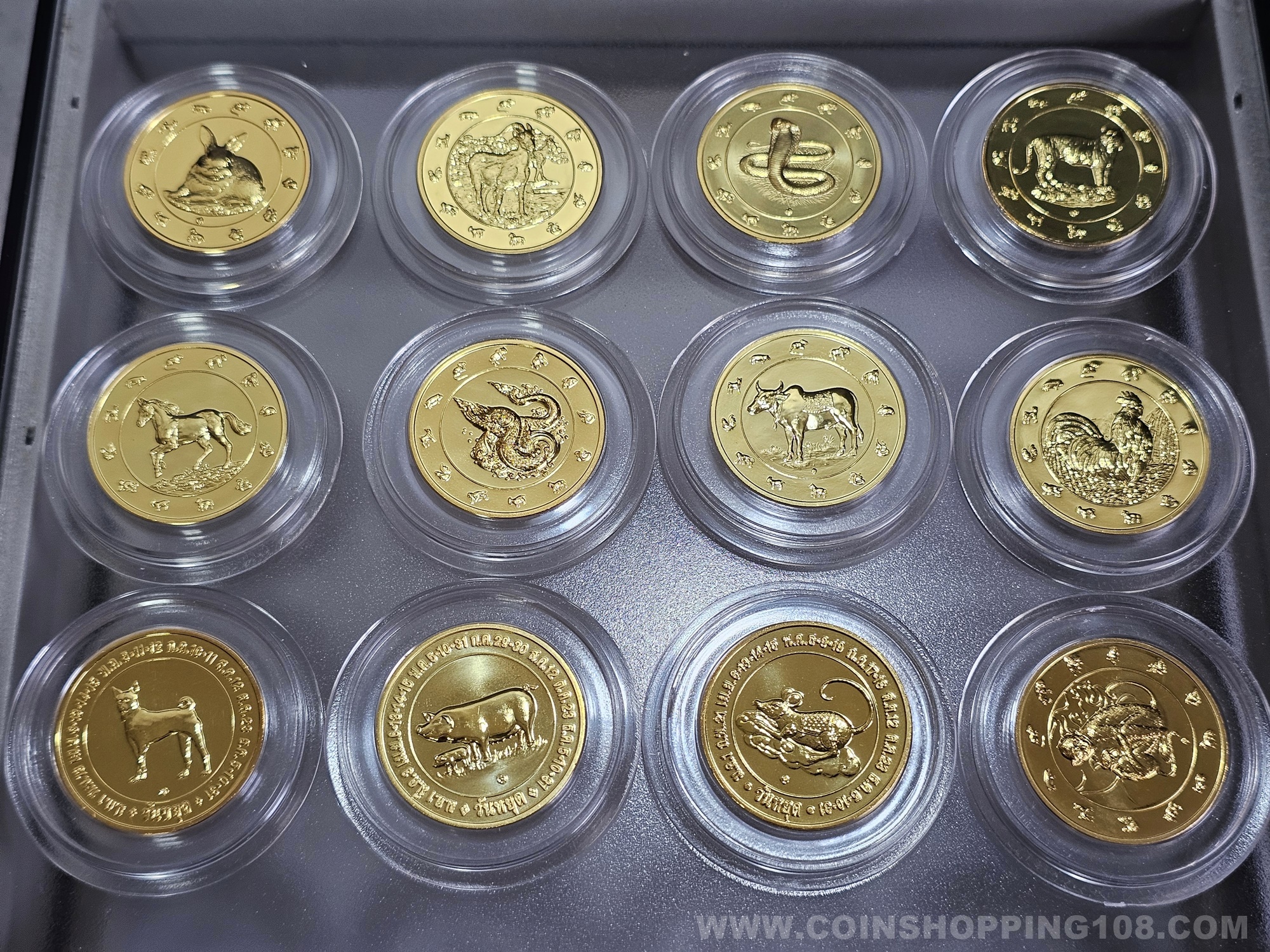 ชุดเหรียญที่ระลึกปฏิทิน 12 ปี นักษัตร ครบชุดทั้ง 12 ปีนักษัตร เนื้อทองแดงชุบทอง พร้อมกล่องหนังหรูหรา