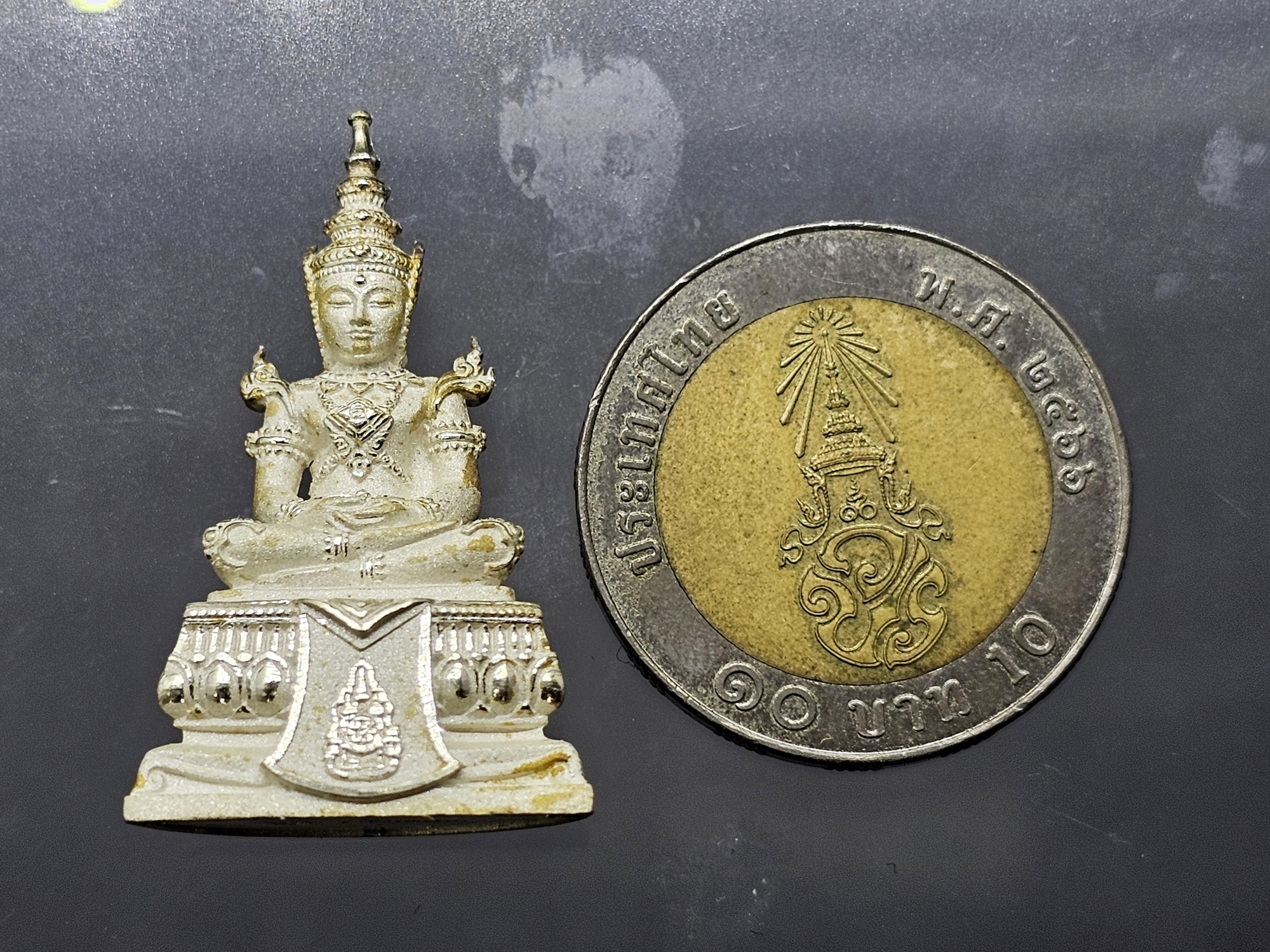 พระพุทธมหามณีรัตนปฏิมากร (พระแก้วมรกต) จำลอง ทรงเครื่องฤดูร้อน เนื้อเงิน ฉลองสิริราชสมบัติ ครบ 60 ปี ในหลวง รัชกาลที่9 พ.ศ.2550