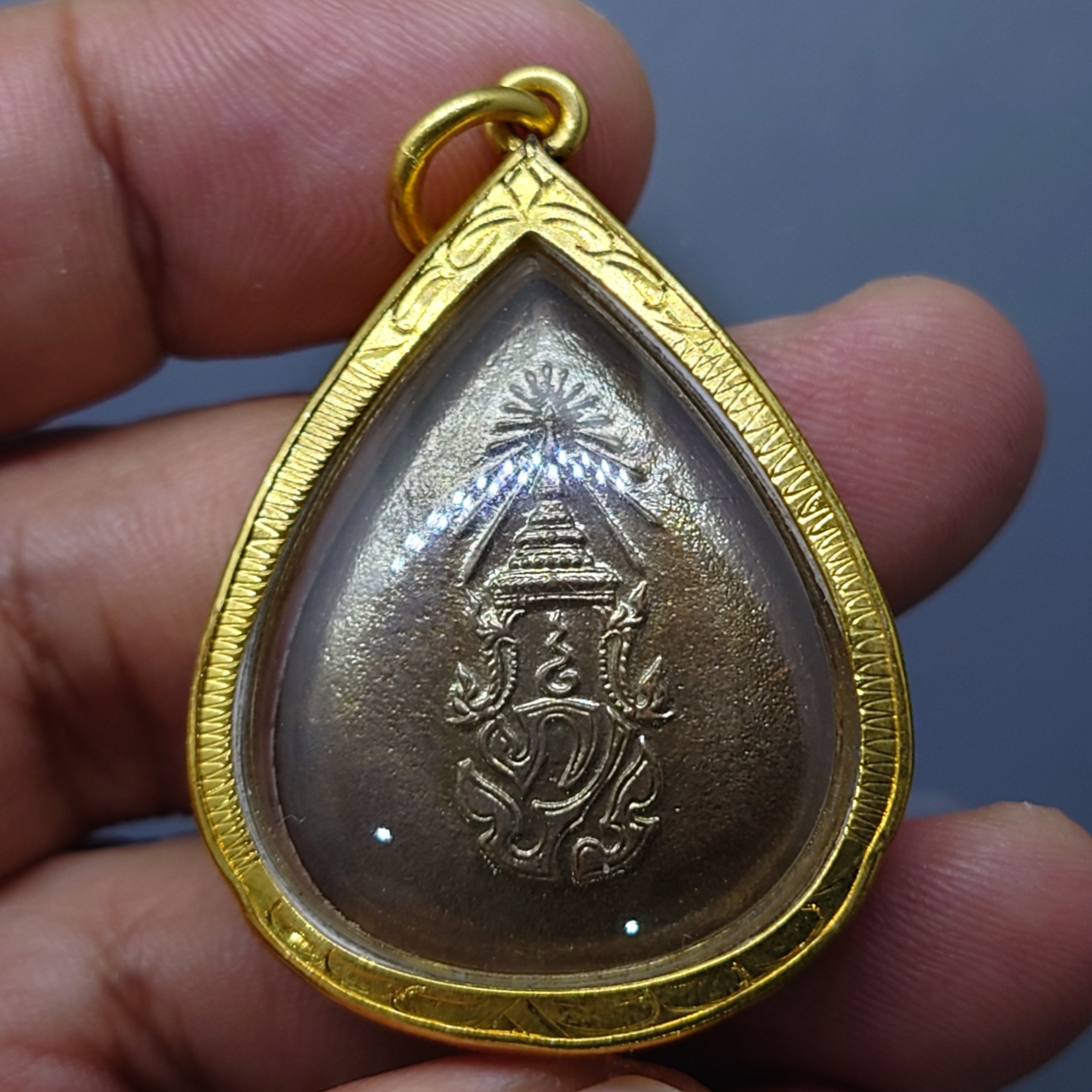 พระพุทธสิงหธรรมมงคล หลังพระปรมาภิไธย ภ.ป.ร.เนื้อนวะ พุทธสมาคมแห่งประเทศไทย ในพระบรมราชูปถัมภ์ พ.ศ.2547 เลี่ยมกรอบทองนพเก้า พร้อมตลับเดิม