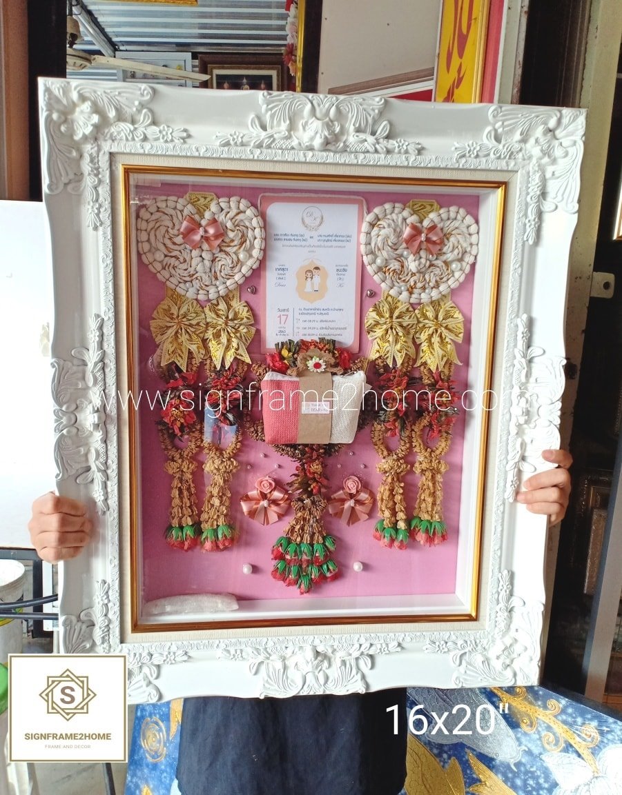 กรอบใส่พวงมาลัยงานแต่ง ชนาด 16x20"นิ้ว ไม้ขาวหลุยซ์ ปูพื้นชมพูอ่อน