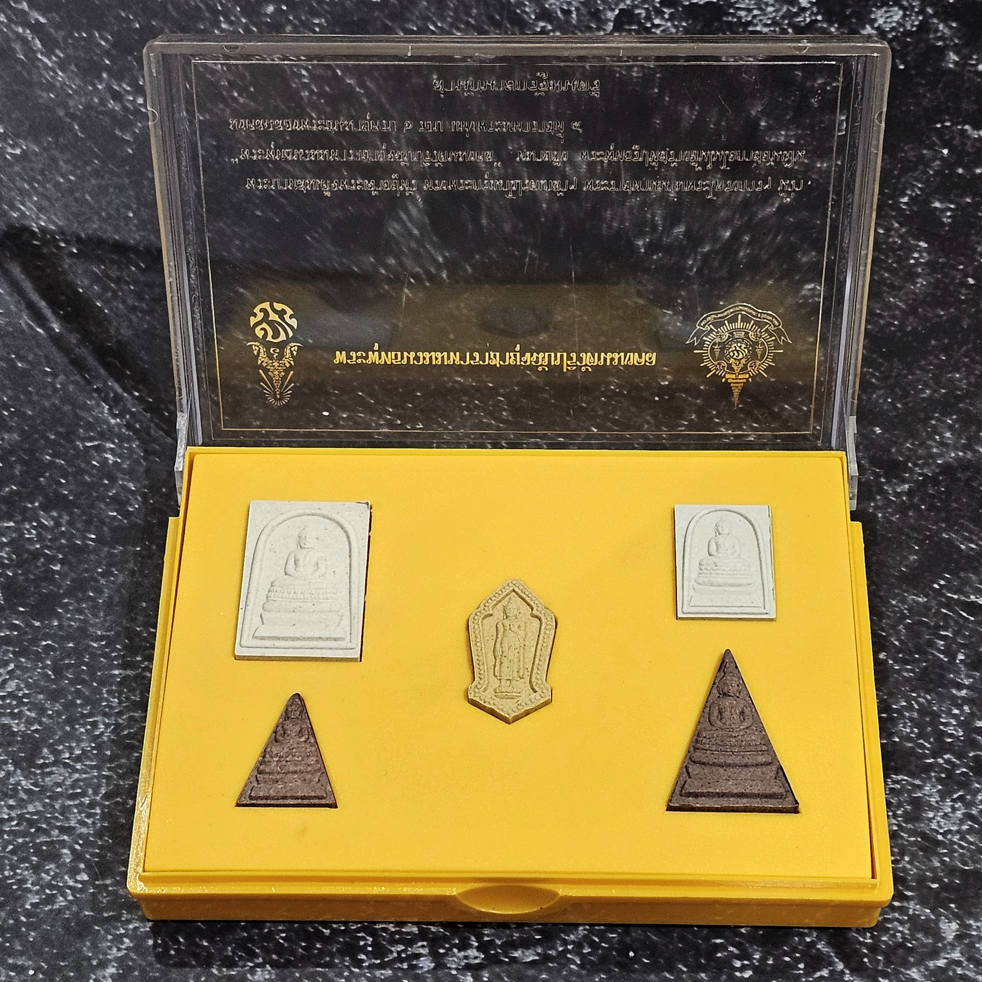 ชุดพระผง 5 องค์ พระพุทธนวมมหาราชายุจฉับปริวัตนมงคล ภปร. รุ่นเฉลิมพระชนมพรรษา 72 พรรษา รัชกาลที่ 9 ปี 2542 พร้อมตลับเดิม