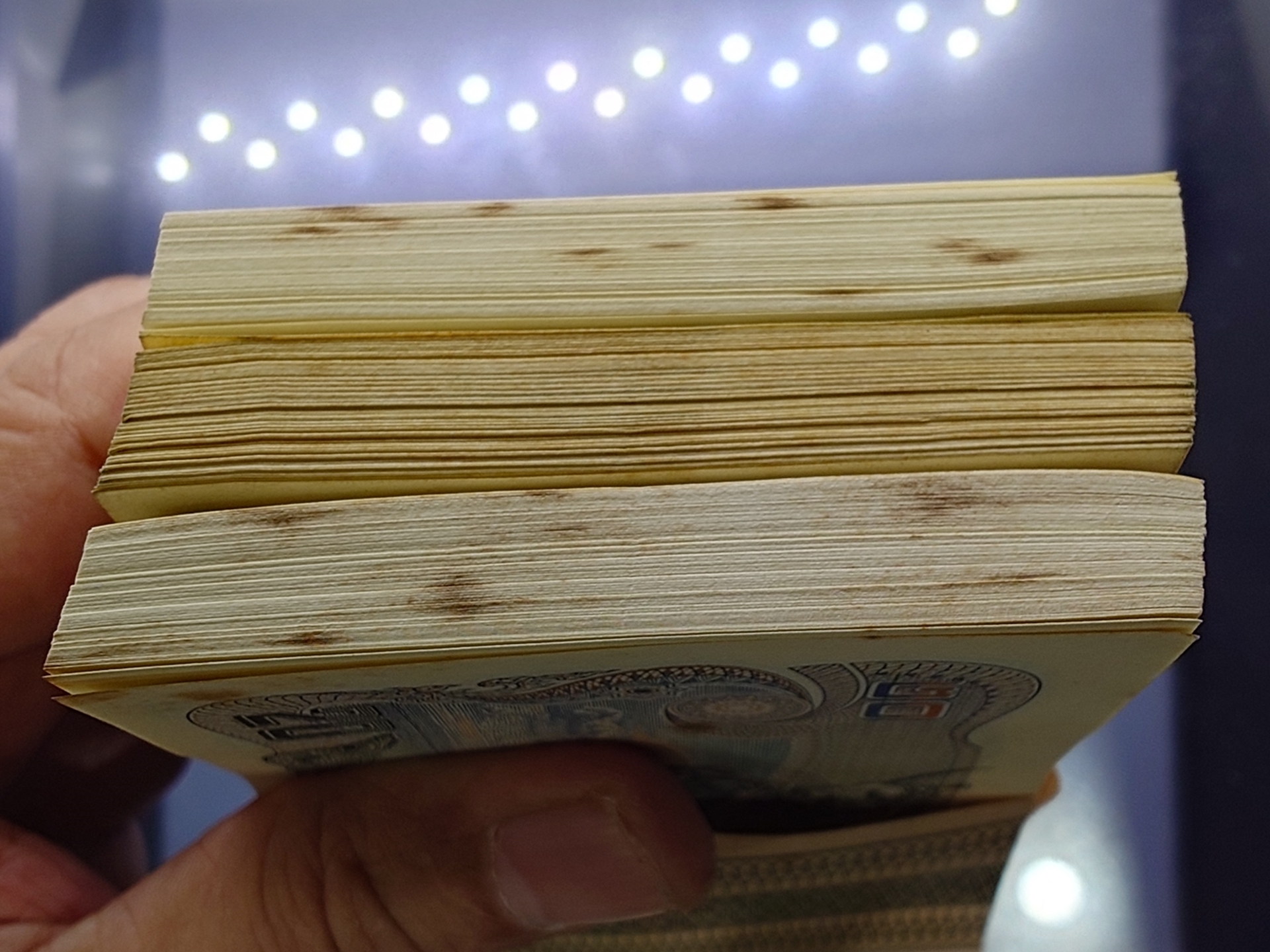 ธนบัตรยกแหนบ 100 ใบ เรียงเลข ธนบัตร 20 บาท แบบ 12 หลังพระเจ้าตาก ปี พ.ศ.2524 เก่าเก็บ ติดเหลือง