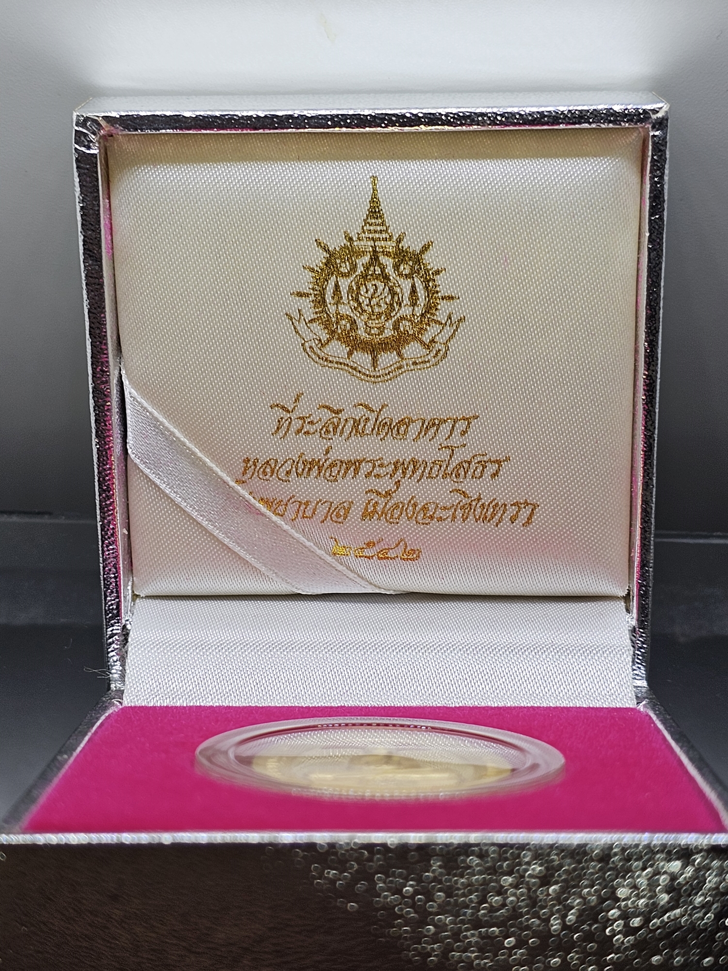 พระพุทธโสธร ภปร เนื้อทองแดงขัดเงา พ่นทรายชุบทอง ที่ระลึกเปิดอาคารหลวงพ่อพระพุทธโสธร โรงพยาบาลเมืองฉะเชิงเทรา ปี 2542 พร้อมกล่อง