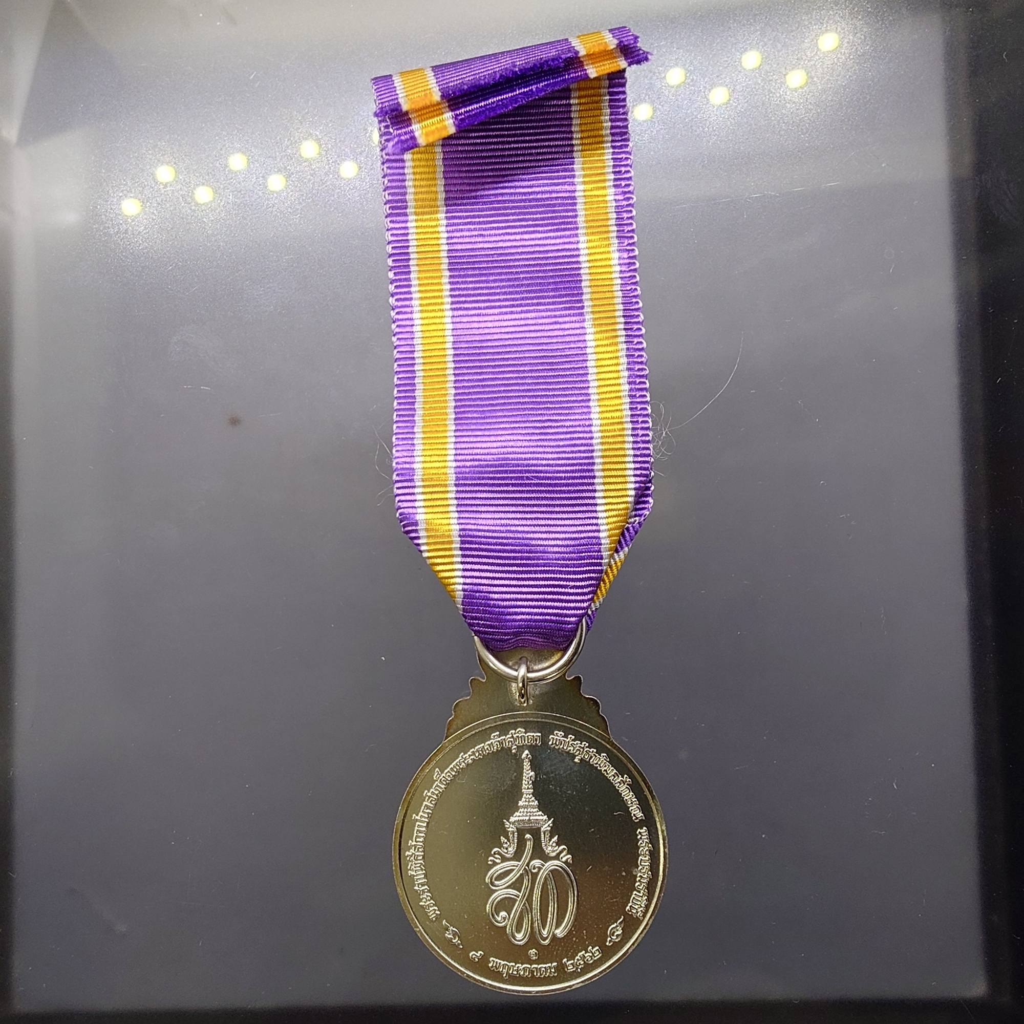 เหรียญที่ระลึกประดับแพรแถบ เฉลิมพระเกียรติพระราชพิธีสถาปนา สมเด็จพระนางเจ้าสุทิดา พระบรมราชินี พ.ศ.2562 "แบบชาย"