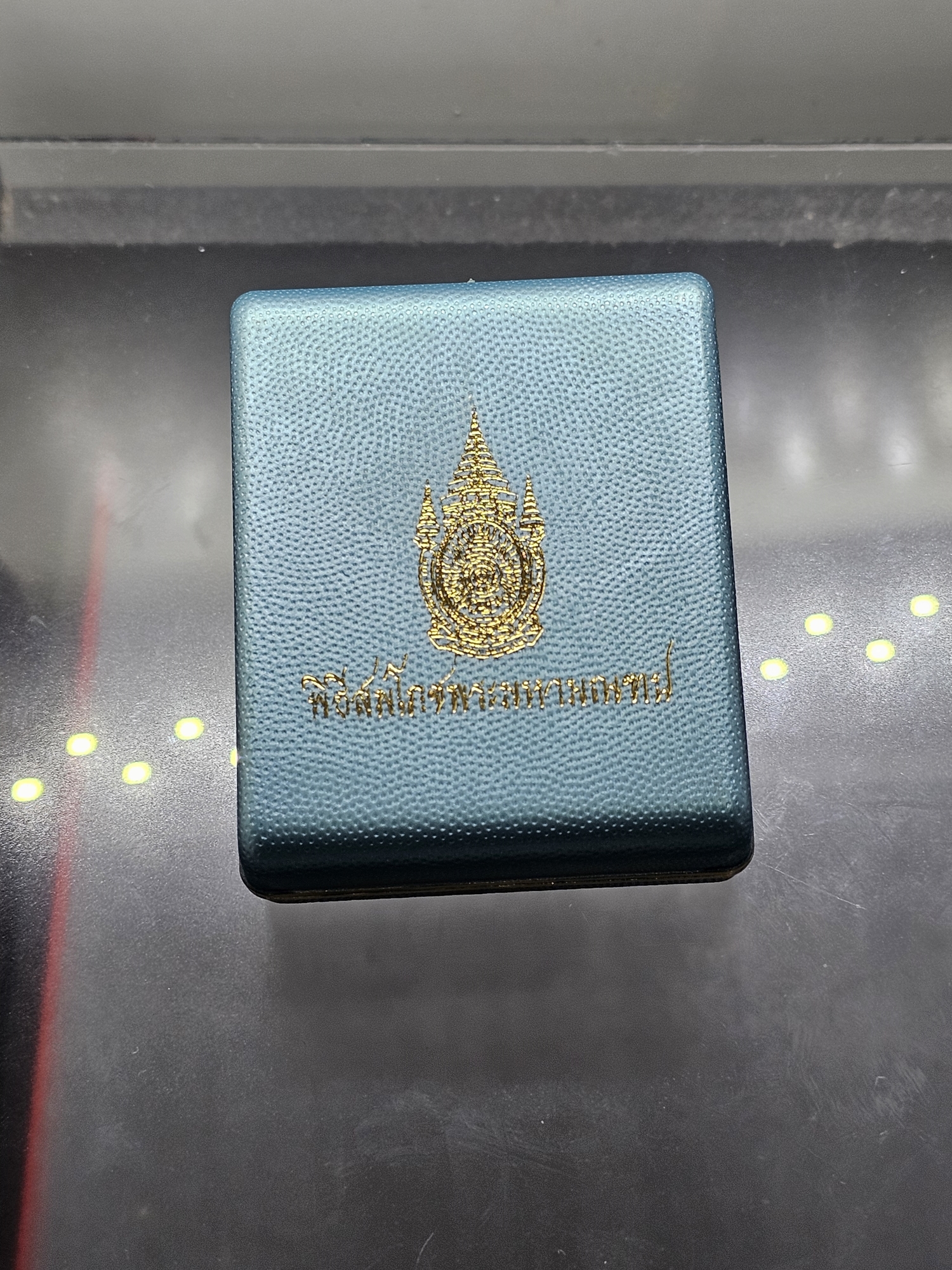 รูปหล่อพระพุทธมหาสุวรรณปฎิมากร (หลวงพ่อทองคำ สุโขทัยไตรมิตร) วัดไตรมิตรฯ สมโภชพระมหามณฑป ปี 2552 เนื้อเงิน พร้อมกล่องเดิม
