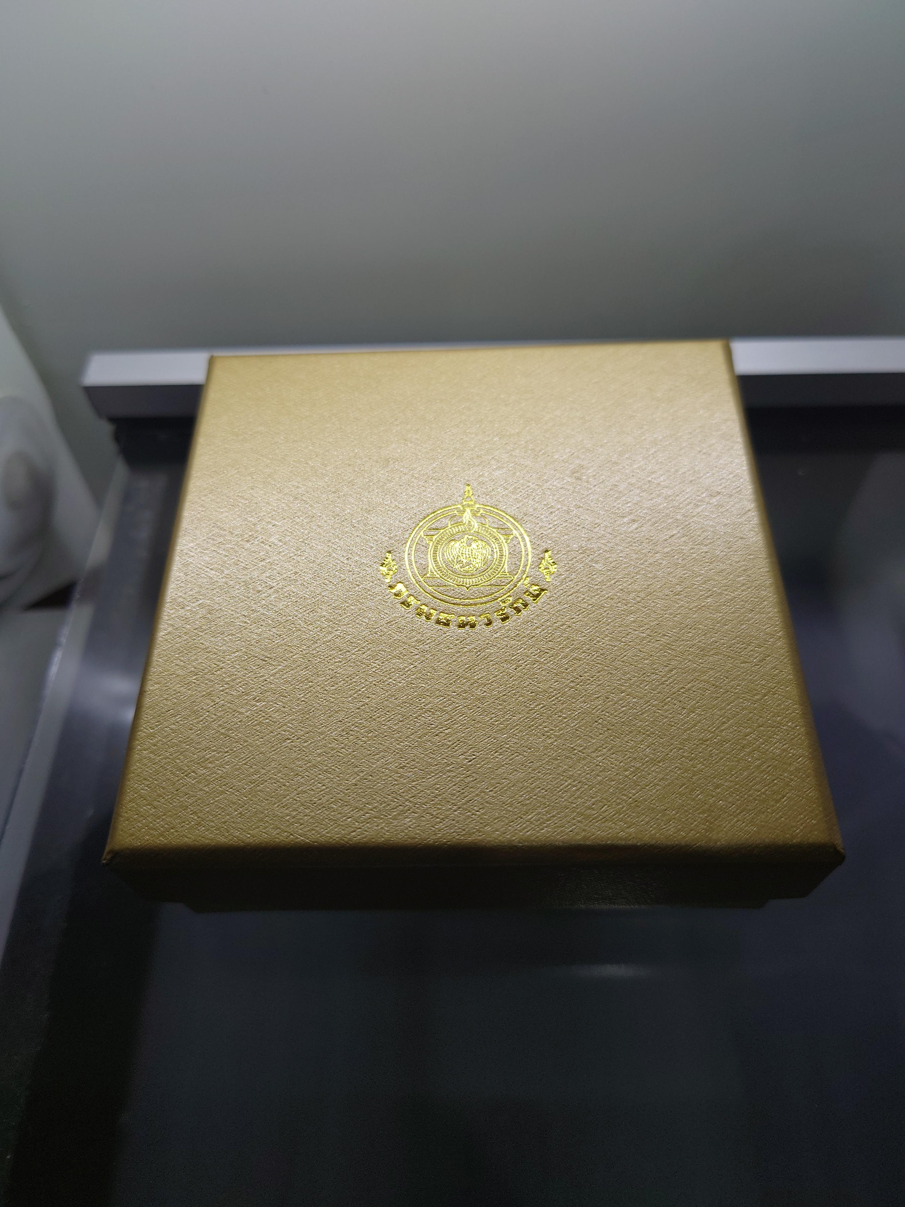 เหรียญทองคำขัดเงา ชนิดราคาหน้าเหรียญ 16000 บาท (ทอง 96.5% หนัก 1 บาท) ที่ระลึก ร9 ครองราชครบ 70 ปี พ.ศ.2559 อุปกรณ์ครบ