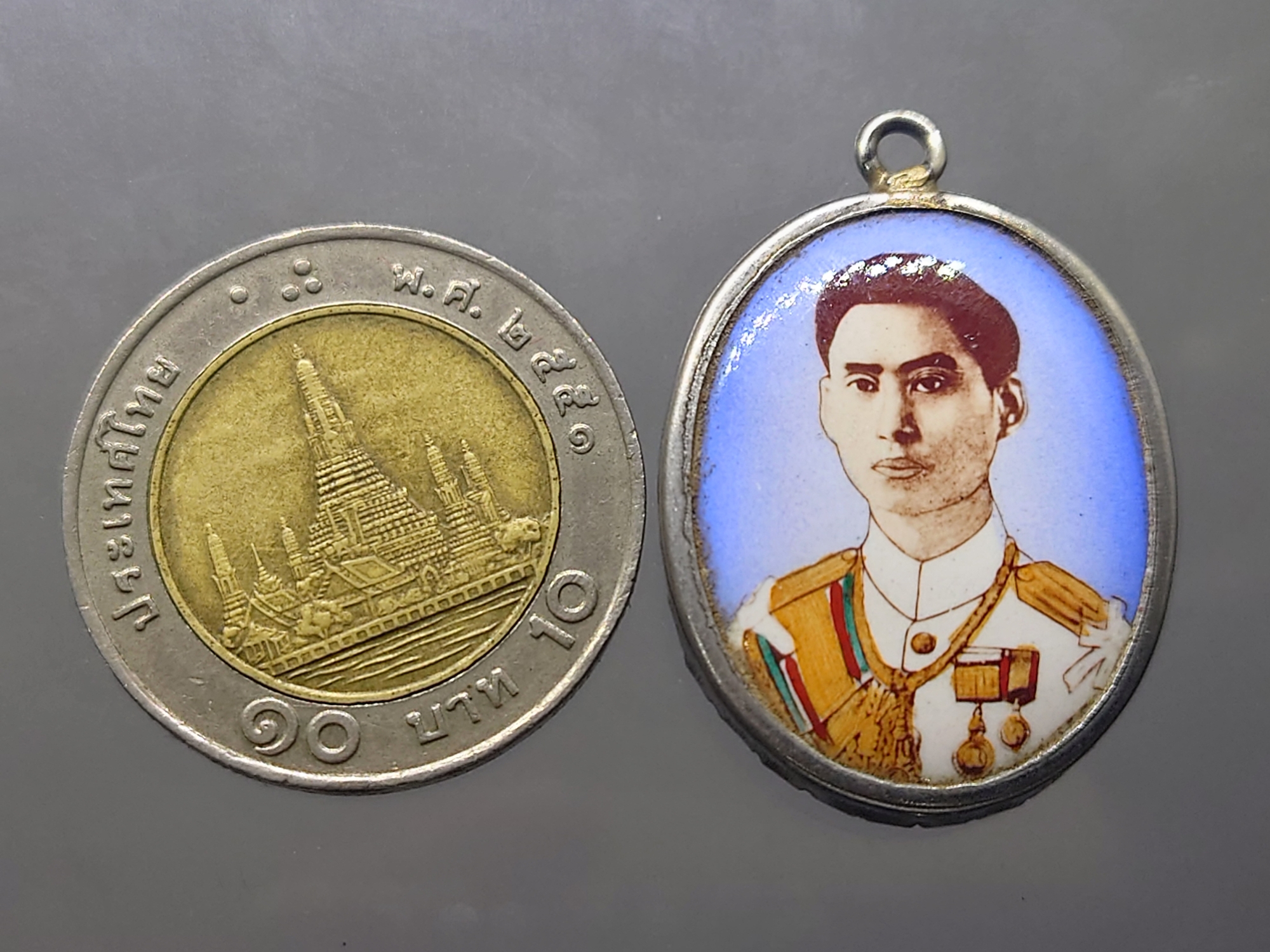 ล็อกเก็ต รัชกาลที่8 หลังพระปรมาภิไธย ย่อ อปร โรงพยาบาล อานันทมหิดล