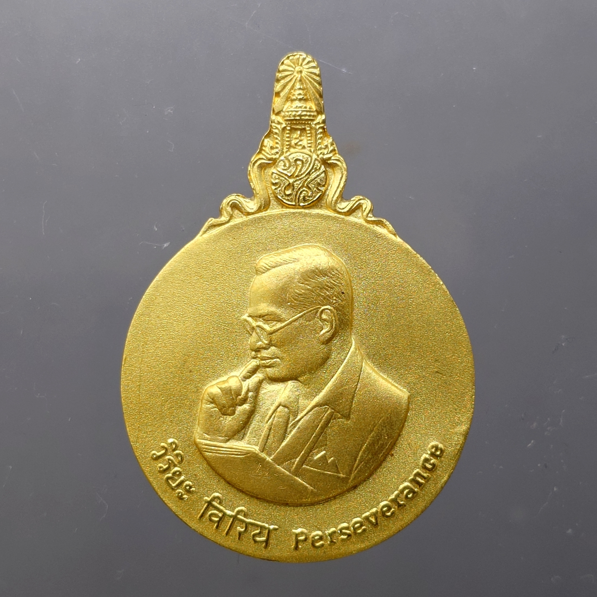 เหรียญพระมหาชนก ครบชุดทองคำ พิมพ์ใหญ่ (เนื้อทองคำ เนื้อนาก เนื้อเงิน ) บล็อก ป ขาด นิยม พร้อมหนังสือ พ.ศ.2539 สภาพสวย แท้ ดูง่าย