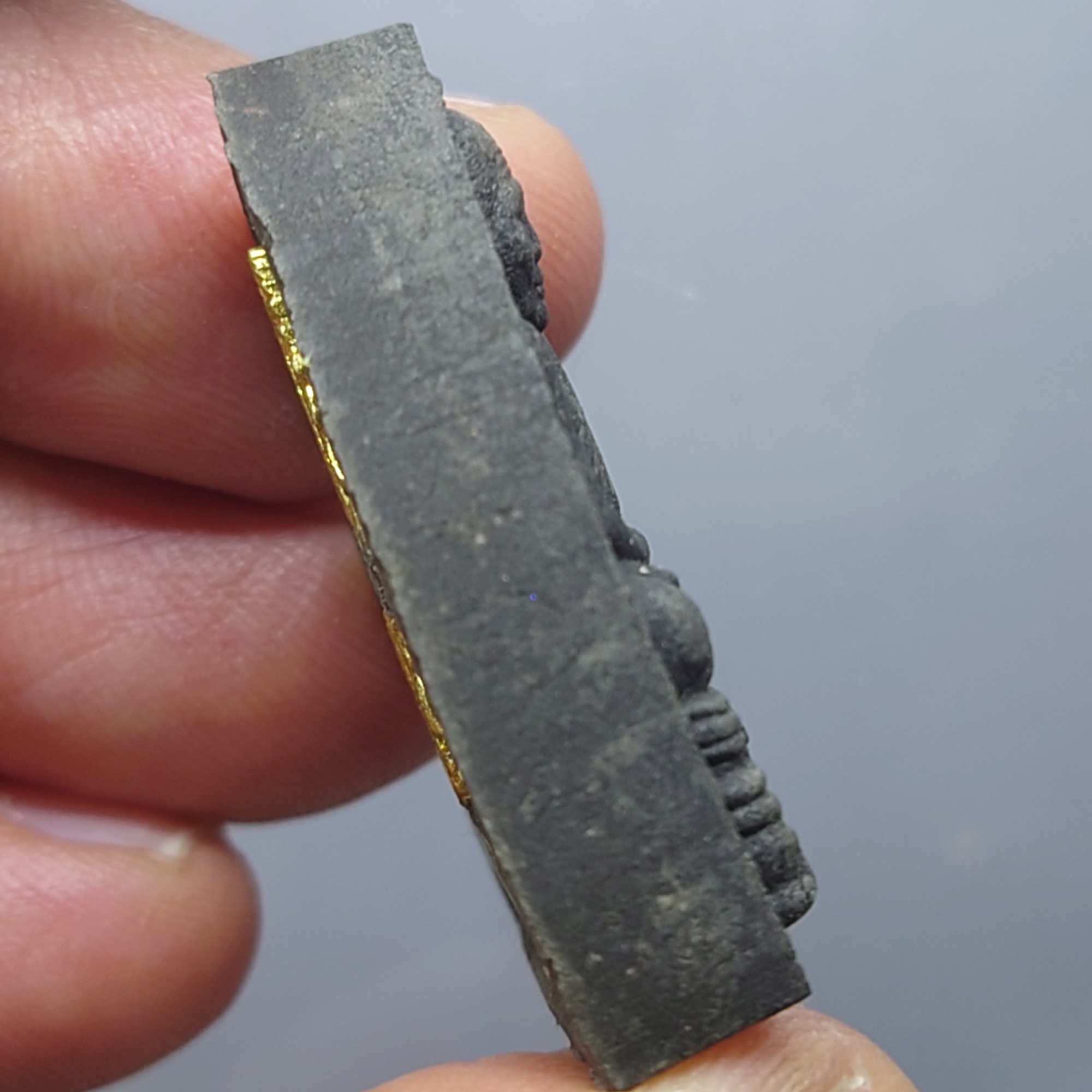 หลวงปู่ทวด ภ.ป.ร. เนื้อว่าน ทรงกลีบบัว (พิมพ์เตารีด) พิธีพุทธาภิเษก ณ พระอุโบสถ วัดพระศรีรัตนศาสดาราม พ.ศ.2547 พร้อมกล่องเดิม