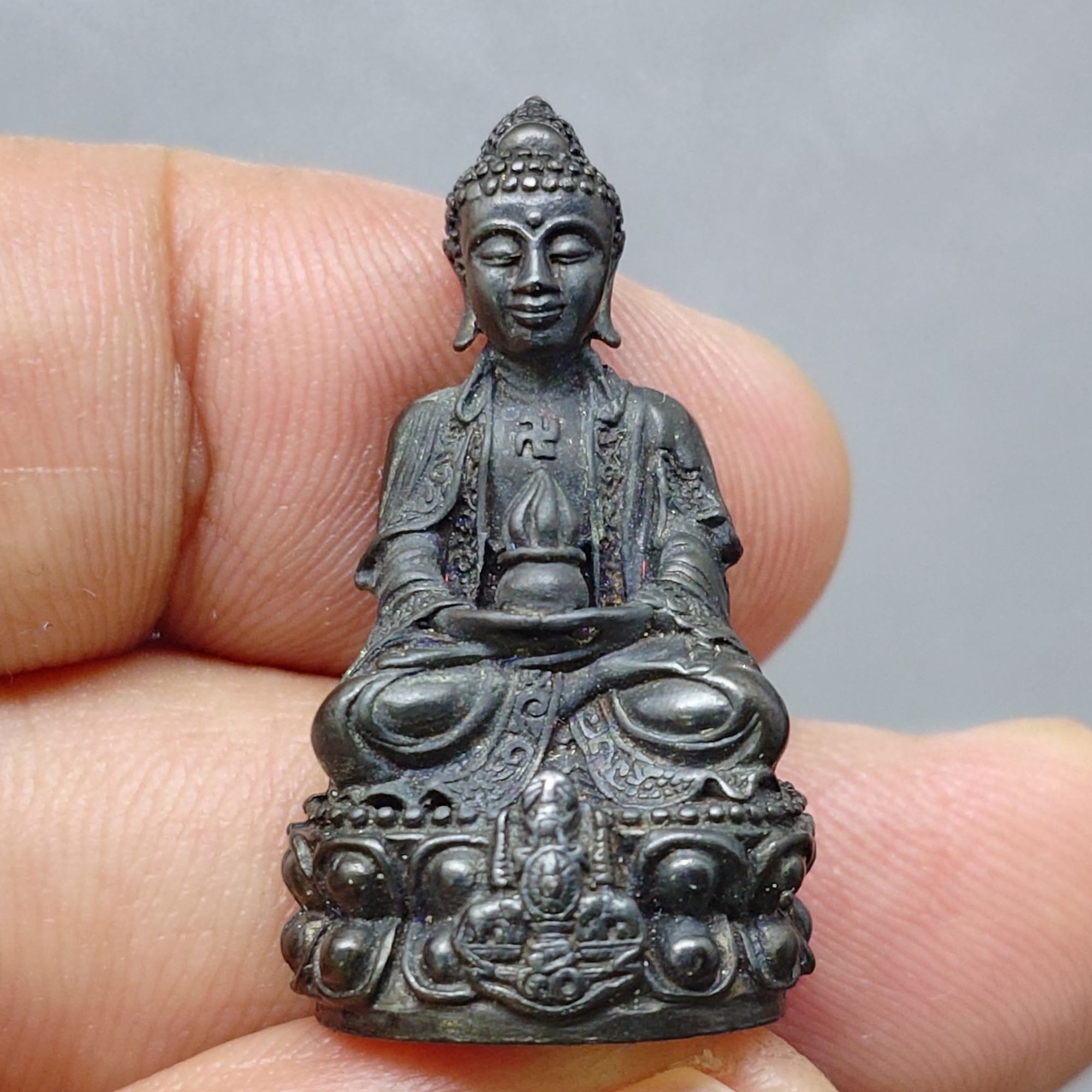 พระกริ่งยูไลฮุก กาญจนาภิเษก (กรรมการ) เนื้อนวะโลหะพิเศษผสมทองคำ โครงการพัฒนาบูรณะพระอุโบสถ วัดแก้วแจ่มฟ้า พ.ศ.2539 พร้อมกล่อง