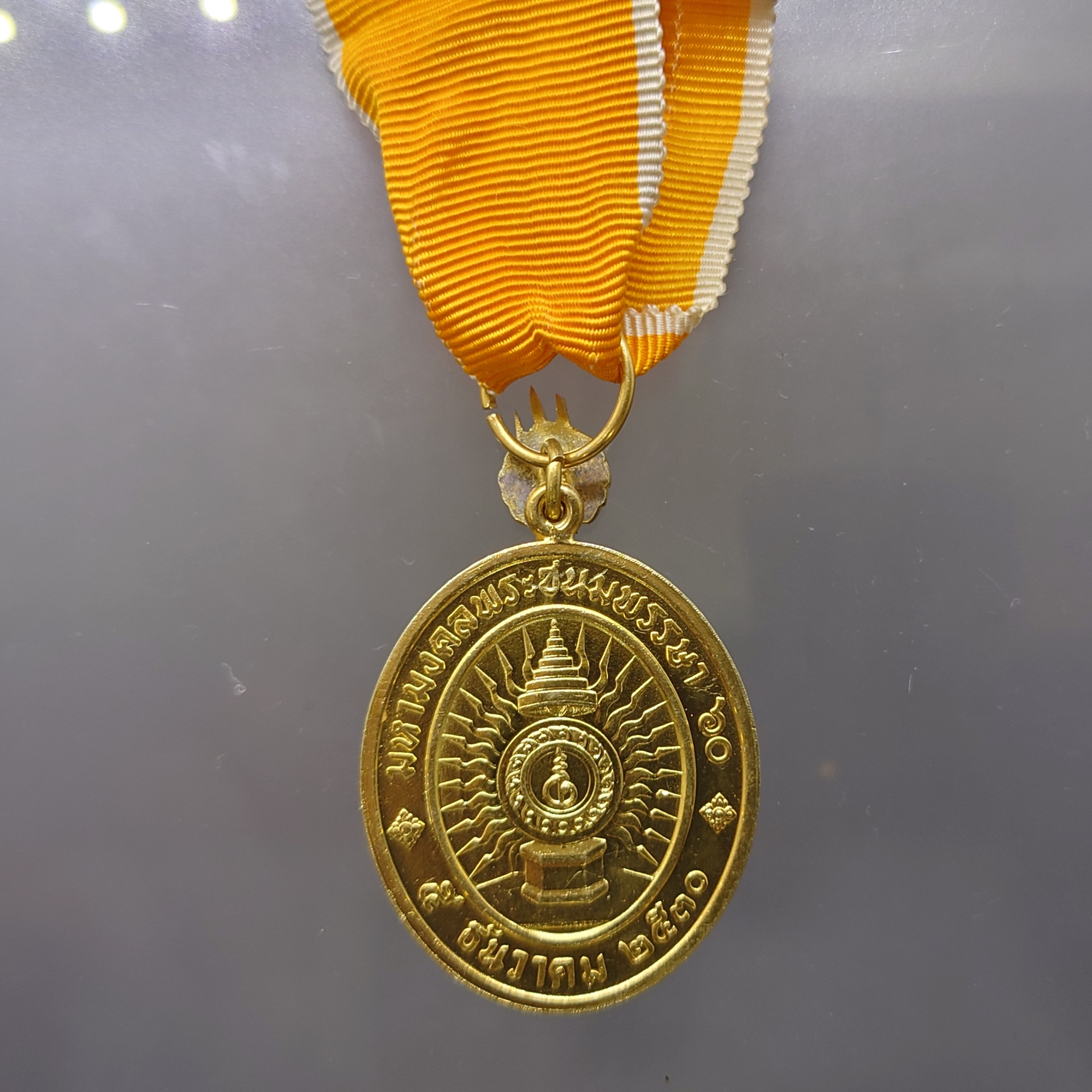 เหรียญที่ระลึกประดับแพรแถบ เนื้อเงินกาไหล่ทอง พระราชพิธีเฉลิมพระชนมพรรษา 60 พรรษา รัชกาลที่ 9 พ.ศ.2530 รุ่นนิยม สภาพสวย