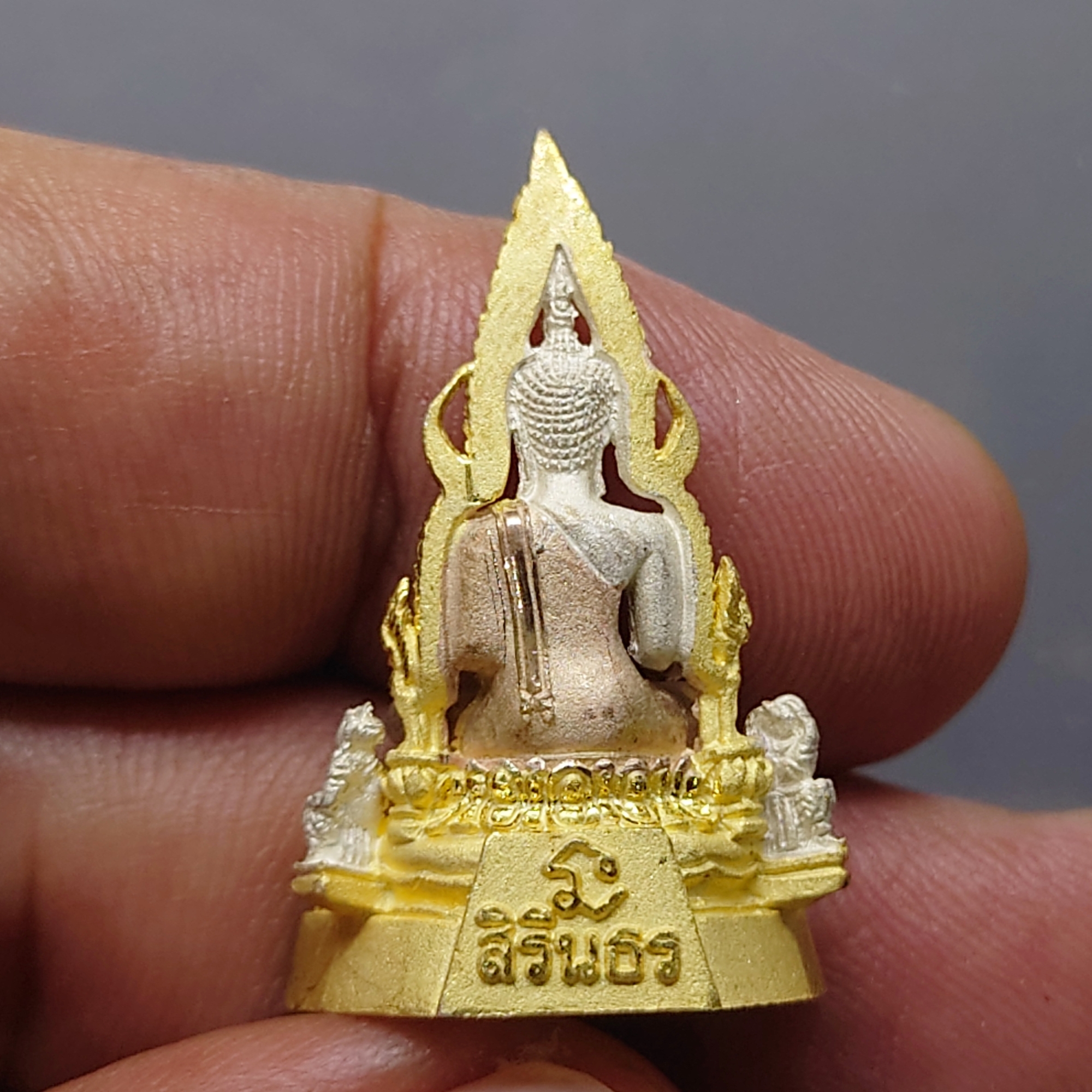 พระพุทธชินราช เนื้อเงินสามกษัตริย์ 99.99% รุ่นเฉลิมพระเกียรติ มูลนิธิสิรินธรราชวิทยาลัย สร้าง พุทธาภิเษก ณ มหาวิหารพระพุทธชินราช จ.พิษณุโลก ปี2539 พร้อมกล่องเดิม การ์ดรับรอง