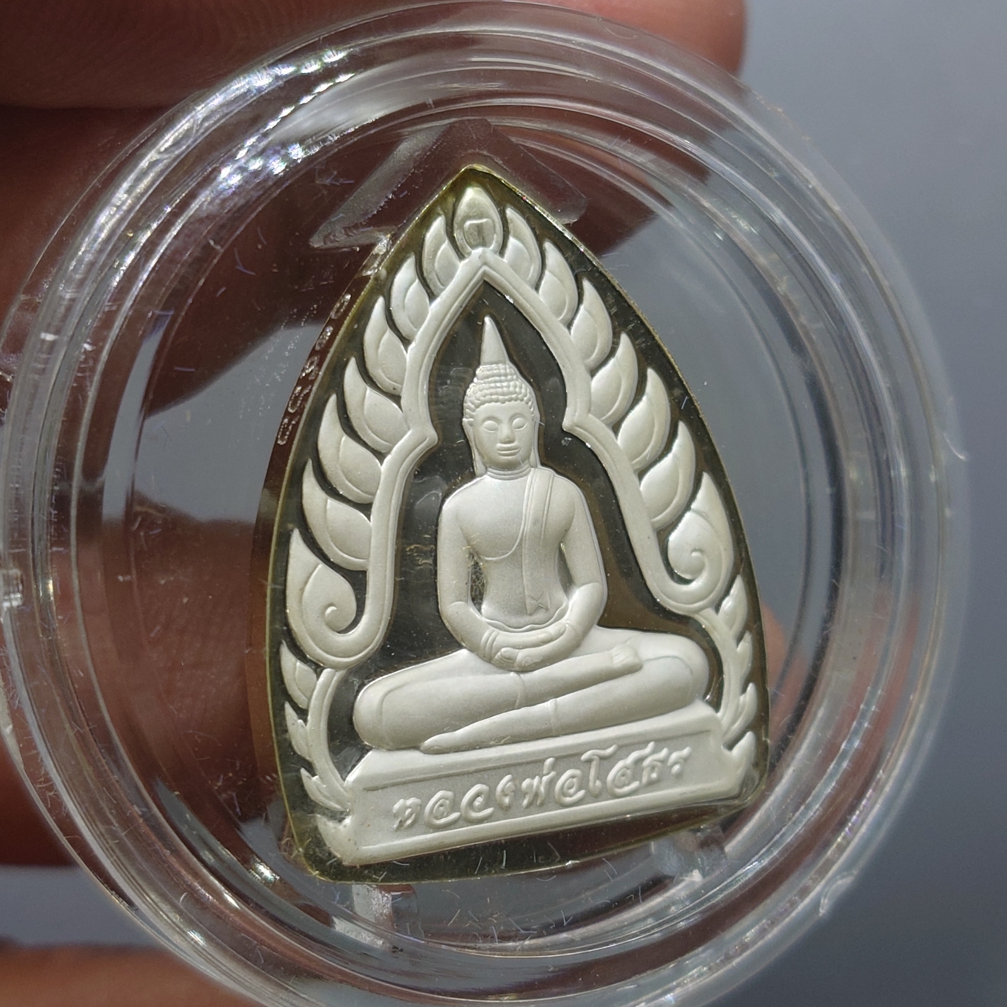 เหรียญเจ้าสัว หลวงพ่อโสธร เนื้อเงินขัดเงาพ่นทราย รุ่นสร้างพระอุโบสถ วัดโสธรวราราม พ.ศ.2542 พร้อมกล่องเดิม ใบรับรอง