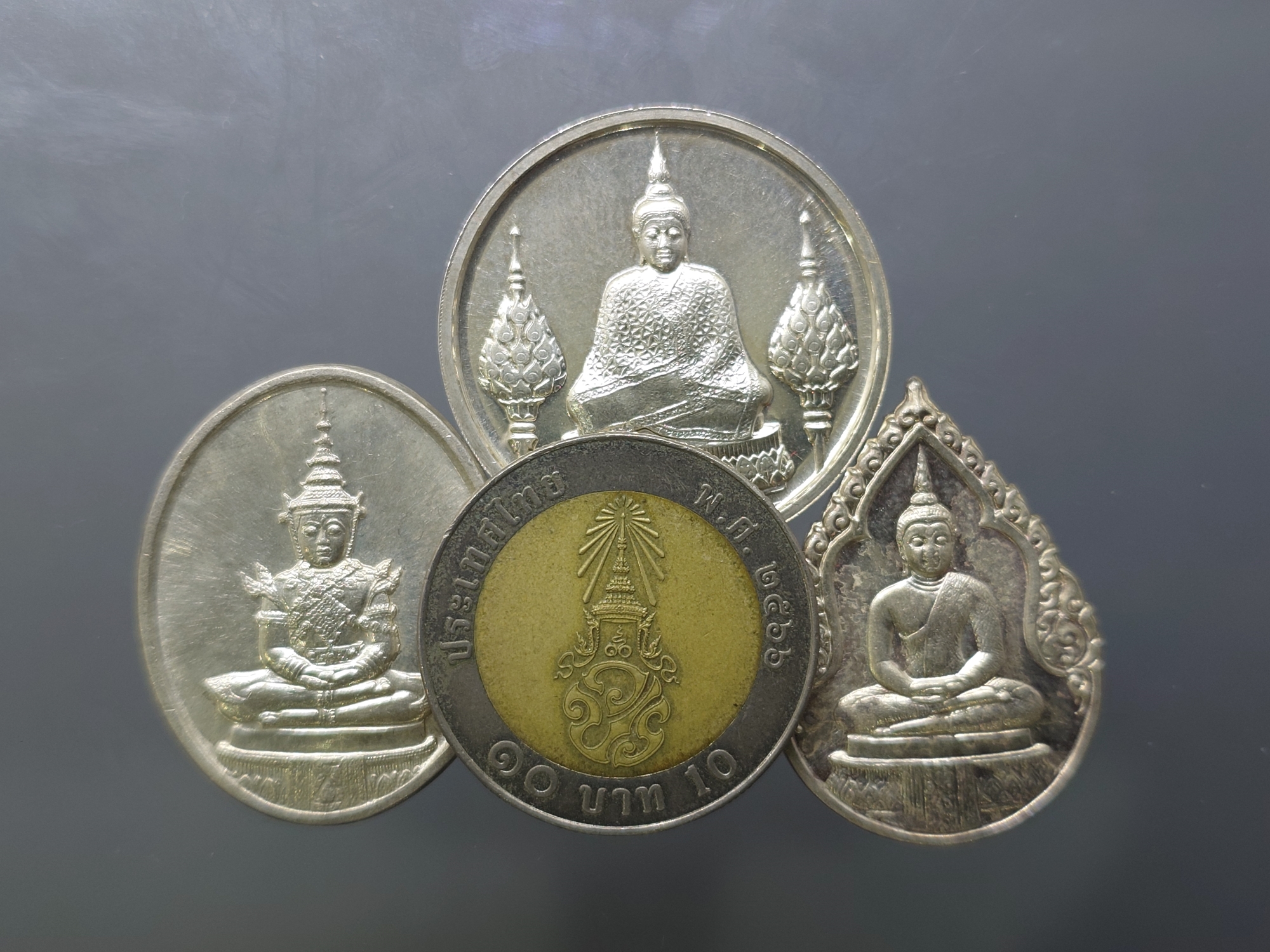 เหรียญพระแก้วมรกต ภปร รุ่นแรก ชุด 3 ฤดู เนื้อเงิน ฉลองกรุงรัตนโกสินทร์ 200 ปี พ.ศ.2525 พร้อมกล่องเดิมๆ