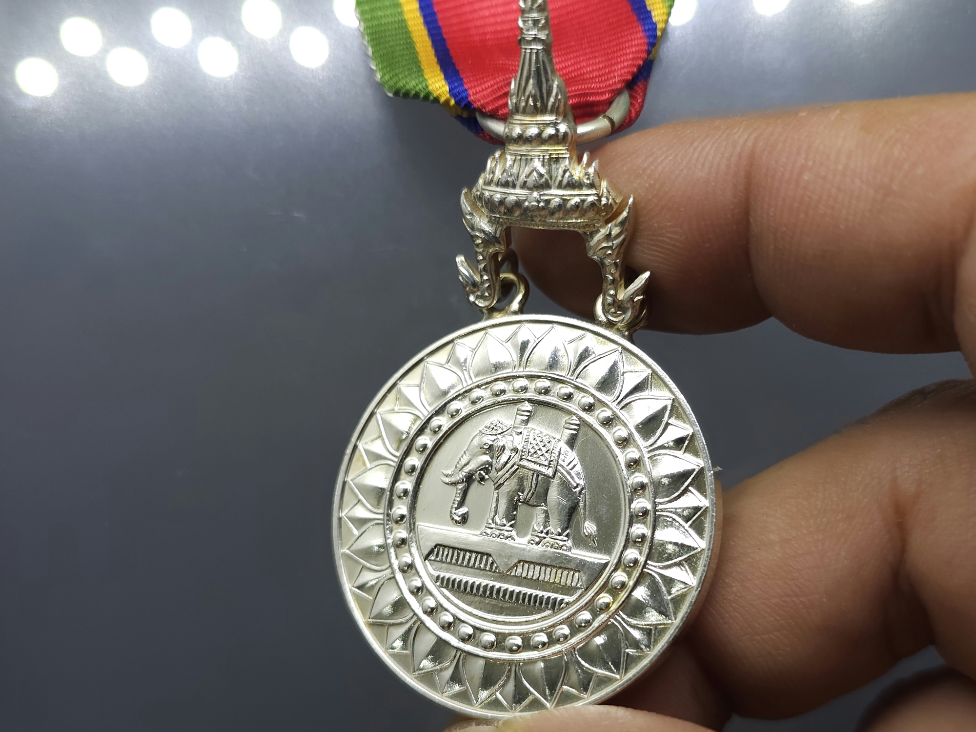 เหรียญเงินช้างเผือก (ร.ง.ช.) พร้อมกล่องเดิม สำนักเลขาธิการคณะรัฐมนตรี สภาพสวย