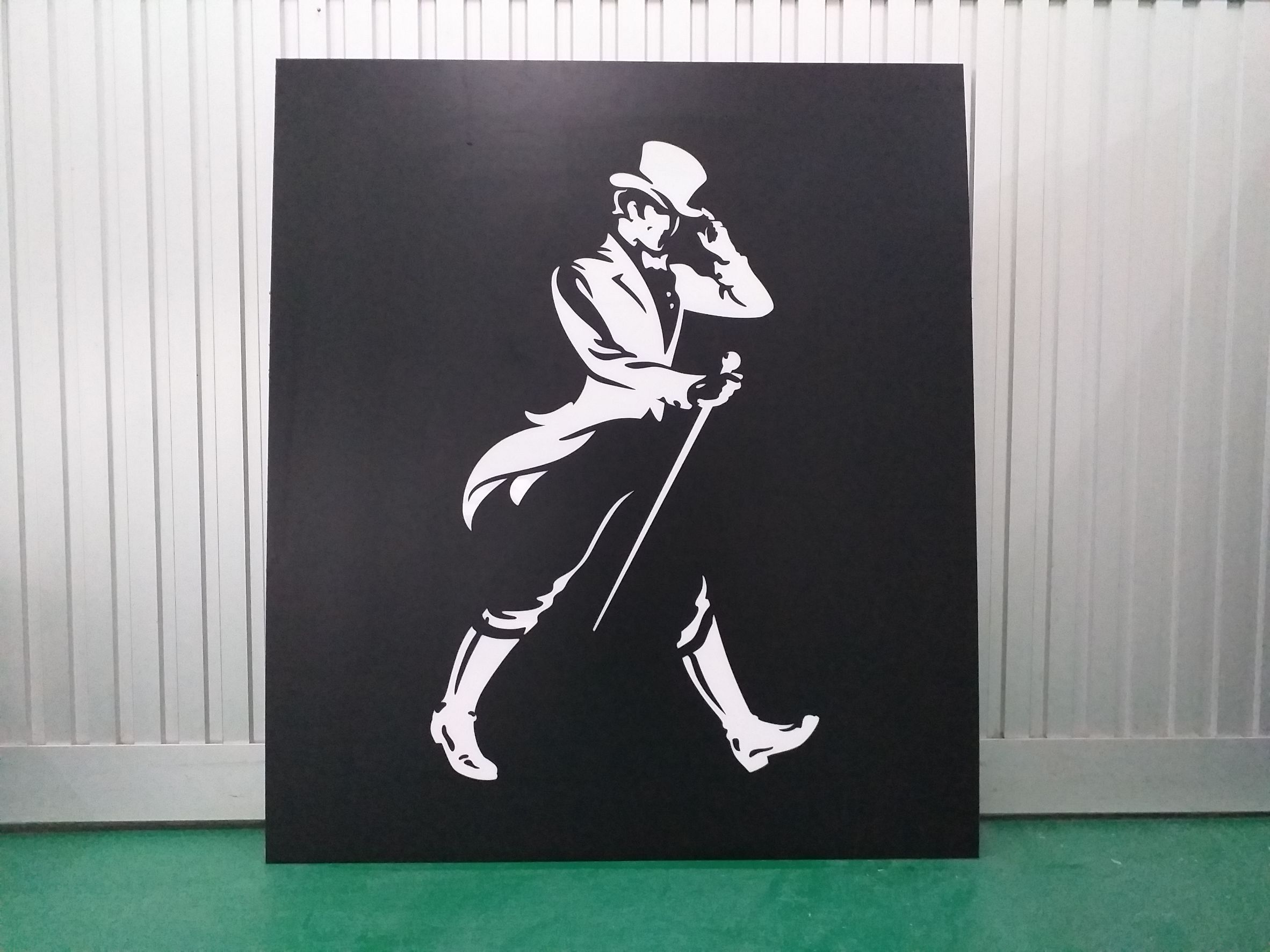 ป้ายงานพิมพ์ลงบนแผ่นอะคริลิคสีดำ พิมพ์หมึกขาว งานJohnnie walker