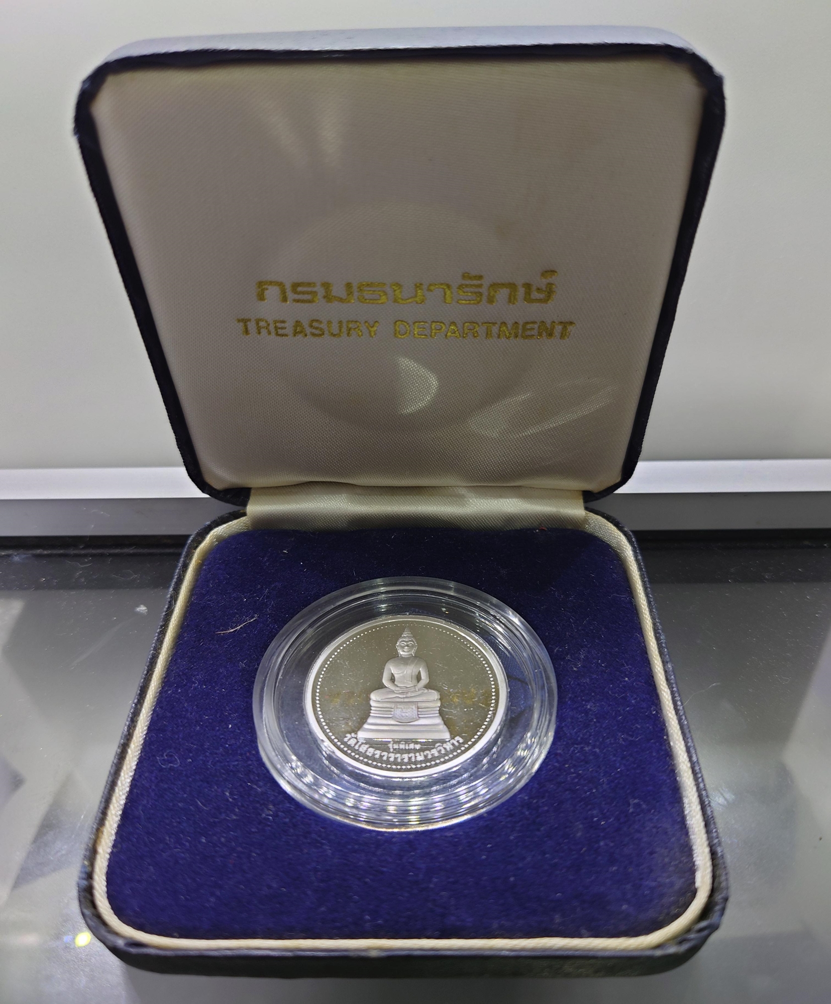 เหรียญหลวงพ่อโสธร หลังสมเด็จพระเจ้าตากสินมหาราช รุ่นพิเศษ (รุ่นสร้างหอการค้า) เนื้อเงินขัดเงา ขนาด 3 ซม วัดโสธรวรารามวรวิหาร จ.ฉะเชิงเทรา ปี2538
