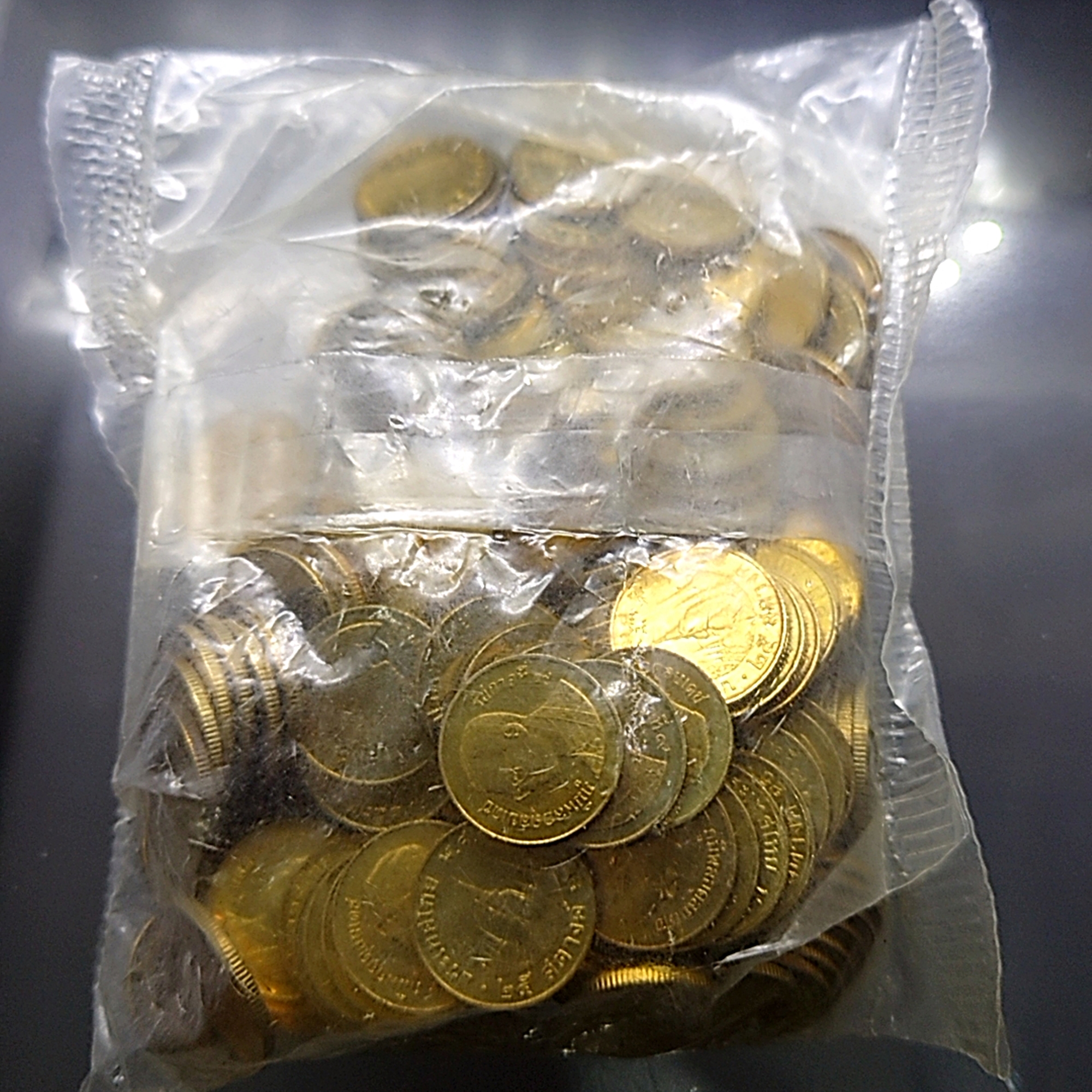 เหรียญยกถุง (ถุงเปิด 200 เหรียญ) เหรียญหมุนเวียน 25 สตางค์ อลูมิเนียมบรอนซ์ ปี พ.ศ.2538 ไม่ผ่านใช้ (ตัวติดอันดับ6)