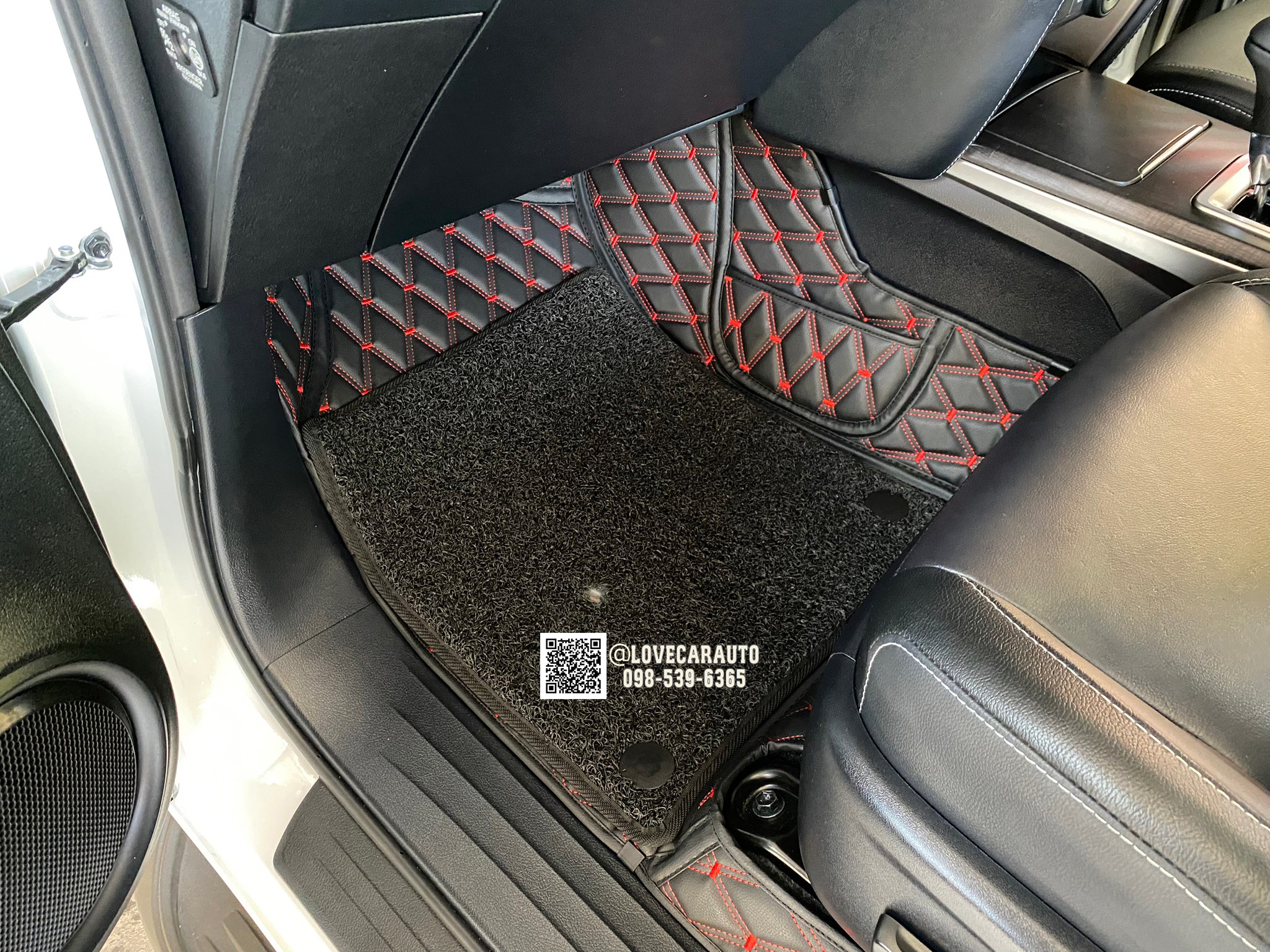 พรม7D VVIP ด้ายคู่ Toyota Fortuner Leder 2022 สีดำด้ายแดง +ไวนิลดำ