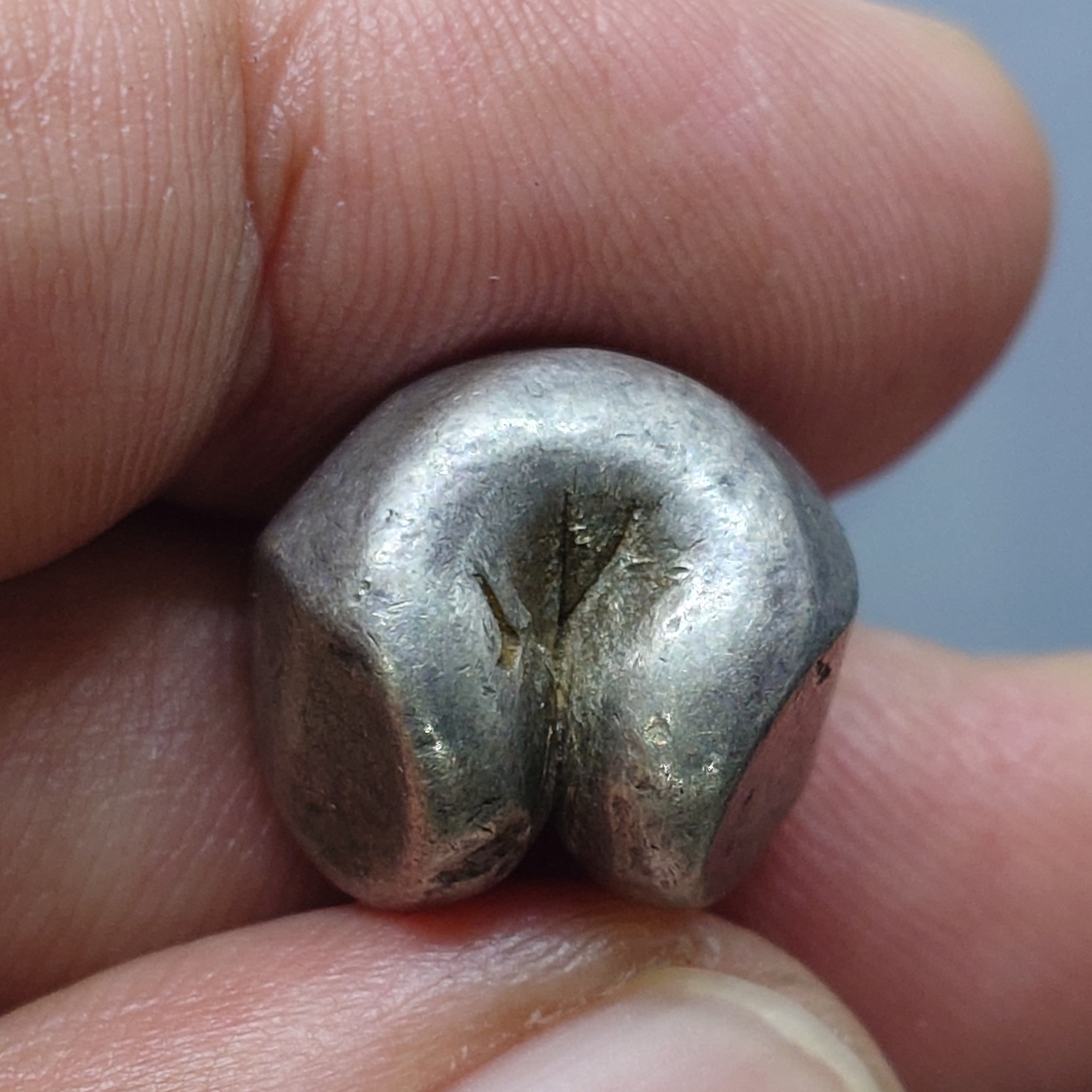 พดด้วง ขนาด 1 บาท ตราครุฑ - พระแสงจักร สมัยรัชกาลที่ 2 สภาพสวย