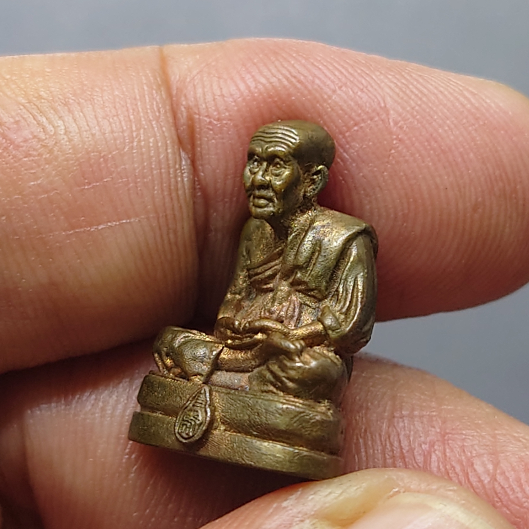 หลวงพ่อทวด ลอยองค์ เนื้อนวะ รุ่นสมเด็จเจ้าฟ้ามหาจักรี ๔๘ พรรษา ตราพระนามาภิไธยย่อ ส.ธ ปี2546 พร้อมกล่องเดิม