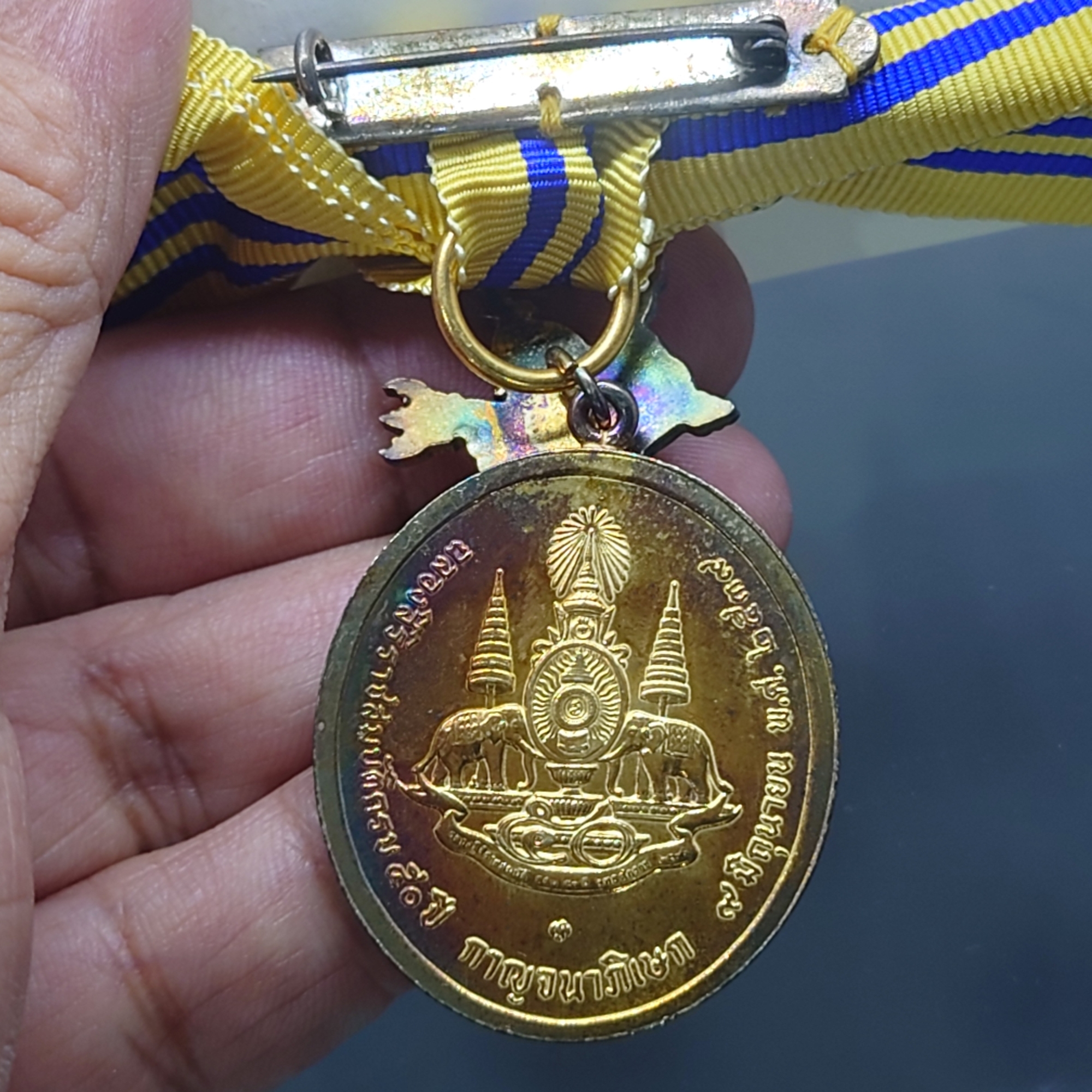 เหรียญที่ระลึกประดับแพรแถบ เฉลิมพระเกียรติ พระราชพิธีกาญจนาภิเษก พ.ศ.2539 แบบหญิง