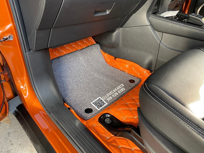 พรมปูพื้นรถยนต์ 7D Nissan kicks ใหม่ สีส้มด้ายทอง + ไวนิลเทา