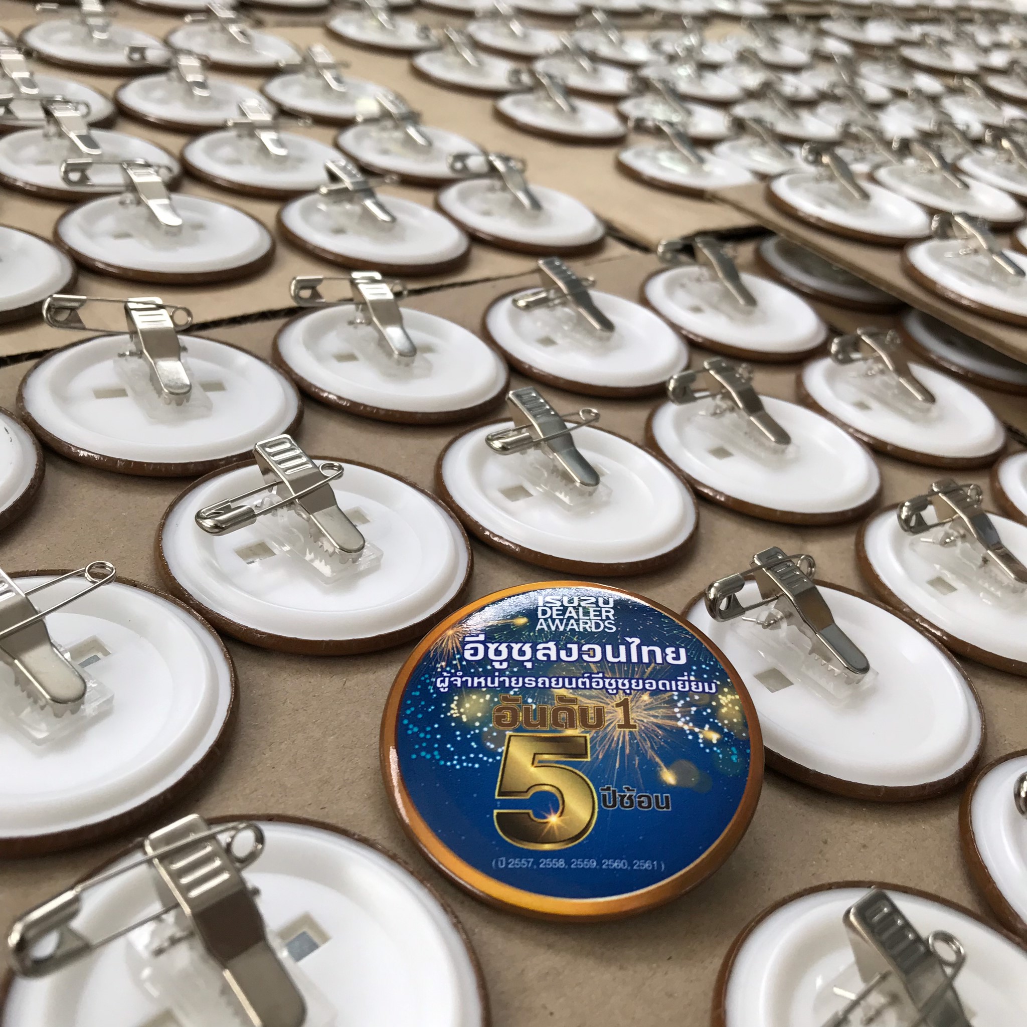 เข็มกลัดแบบคลิปหนีบเสื้อ เข็มกลัดสำหรับใช้ในโรงงาน เข็มกลัดปากจระเข้หนีบกระเป๋าได้