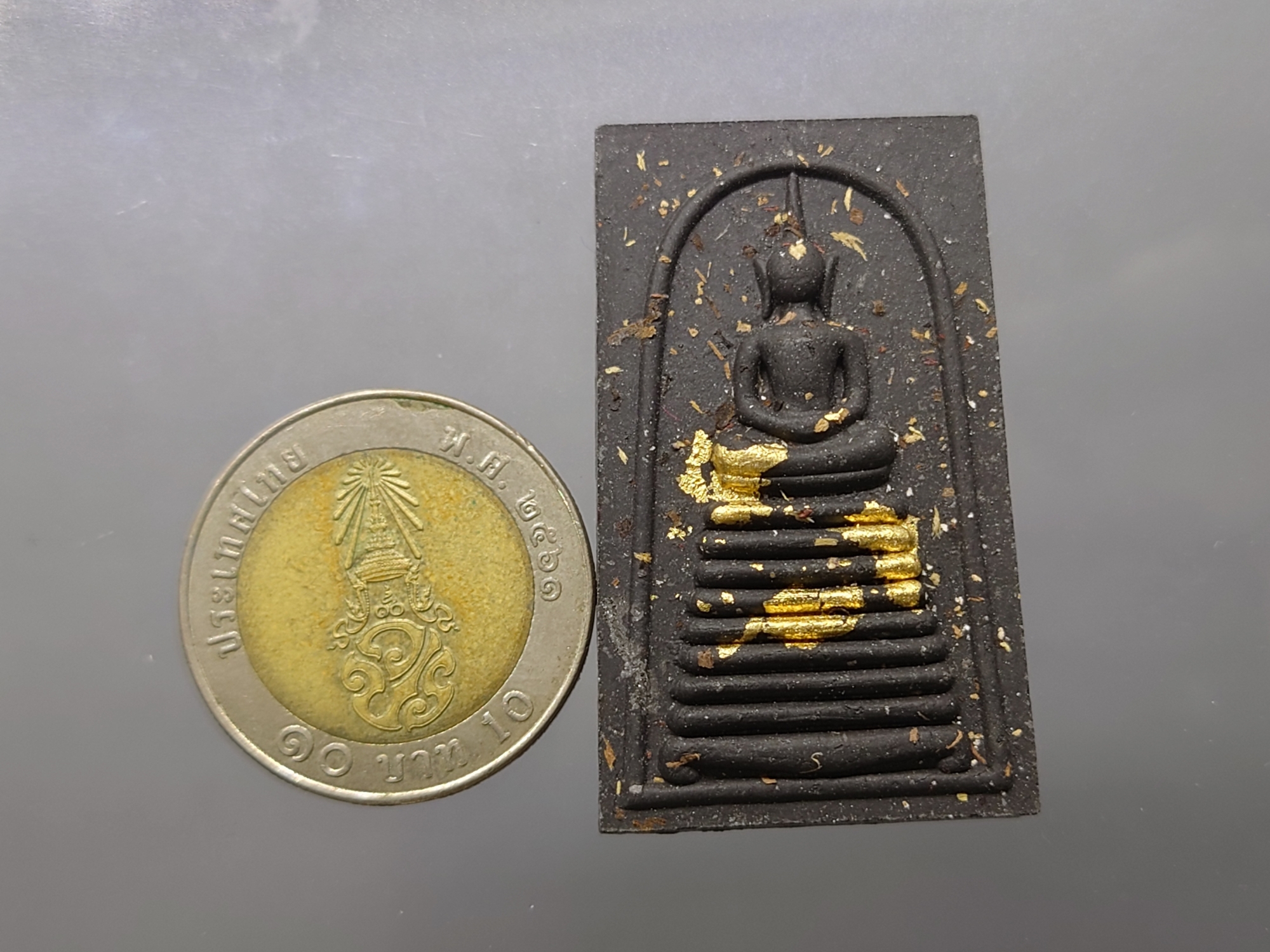 พระสมเด็จพุทธานุภาพ ญสส. 100 ปี (นำฤกษ์) พิมพ์พระสมเด็จ 9 ชั้น เนื้อผงพุทธคุณ ผสมผงใบลาน หลังฝังเม็ดกระดุมยันต์นะ วัดบวรฯ ปี2556 กล่องสแตนเลส
