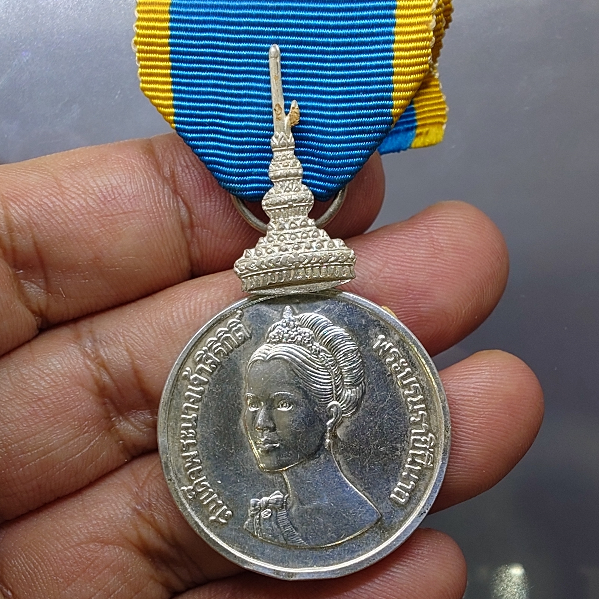 เหรียญที่ระลึกประดับแพรแถบ เฉลิมพระเกียรติสมเด็จพระนางเจ้าสิริกิติ์ พระบรมราชินีนาถ 50 พรรษา พ.ศ.2525 (แบบชาย)