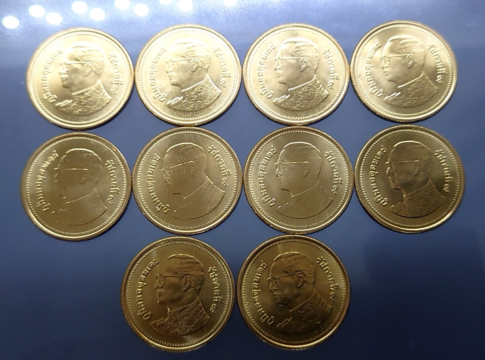 เหรียญ 2 บาท หมุนเวียน ปี พ.ศ.2558 สีทอง ไม่ผ่านใช้ UNC (ชุด 10 เหรียญ)