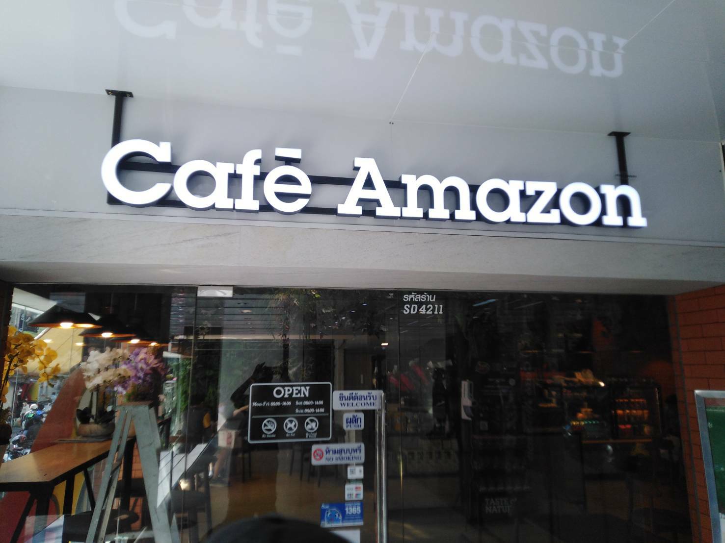 ป้ายตัวอักษรอลูมิเนียมไฟออกหน้าแอลอีดีอะคริลิคสีขาว งานCAFE AMAZON